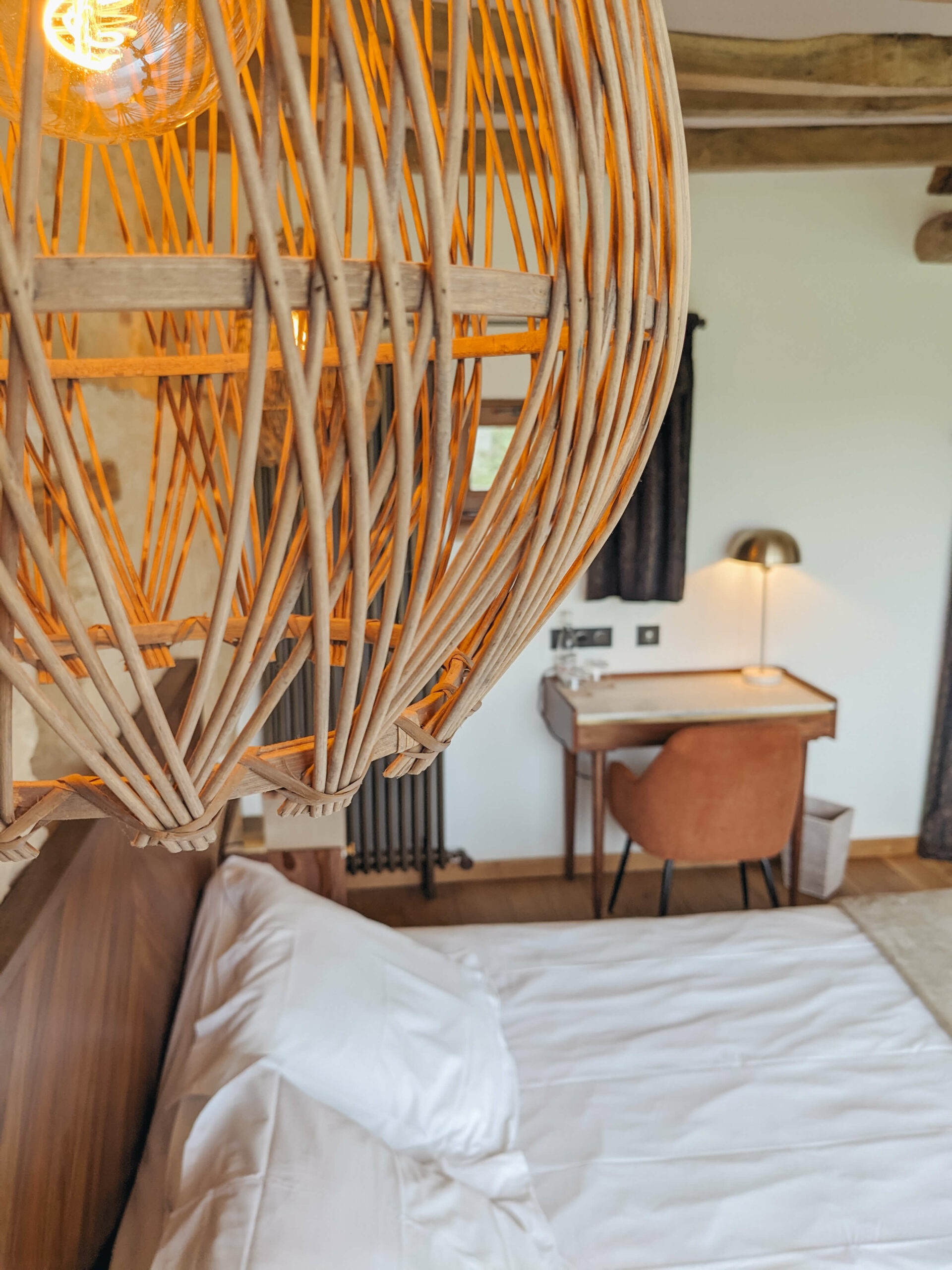 Domaine de Prestal rénovation ancien four à pain Réhabilitation d'un ancien four à pain en chambre d'hôtes chaleureuse avec poutres apparentes, lumière naturelle, mobilier en bois massif, marbre blanc et laiton, suspension en fibres naturelles, au Merlerault dans le perche normand