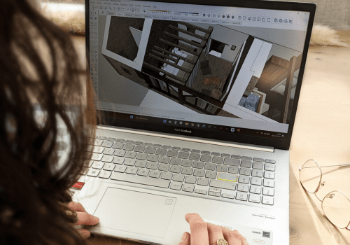 Pauline Lavocat, architecte d'intérieur de l’agence ARCHI'LL Concept Pauline Lavocat, architecte d'intérieur de l’agence ARCHI'LL Concept, qui conçoit un projet en 3D de rénovation sur son ordinateur à Chalo-Saint-Mars en Essonne