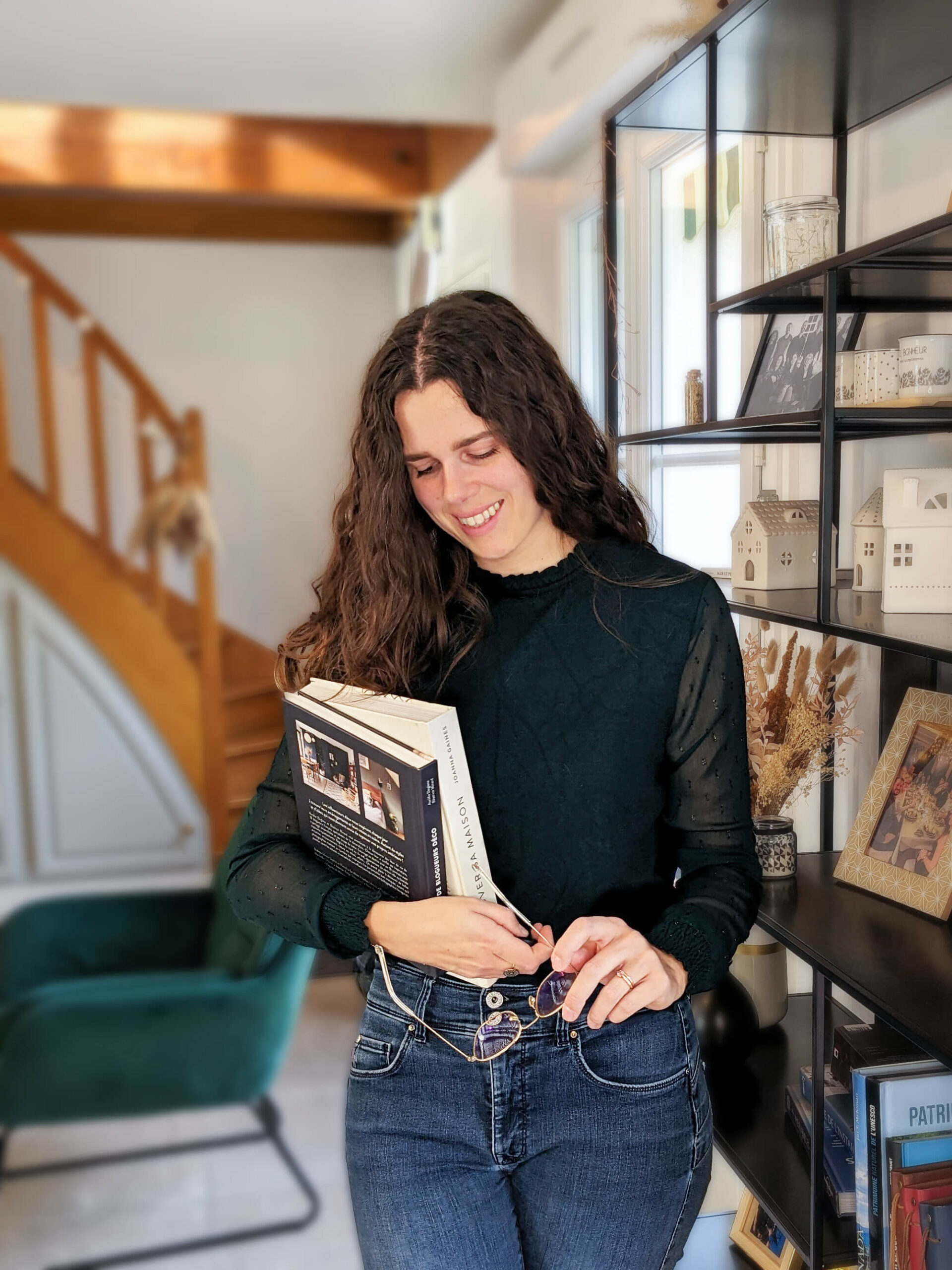 Portrait Pauline Lavocat chez elle, architecte d'intérieur en Essonne Portrait de Pauline Lavocat, architecte d'intérieur et fondatrice d’ARCHI'LL Concept à Chalo-Saint-Mars en Essonne, qui conçoit des projets d’architecture d’intérieur, décoration et rénovation pour les propriétaires de maison