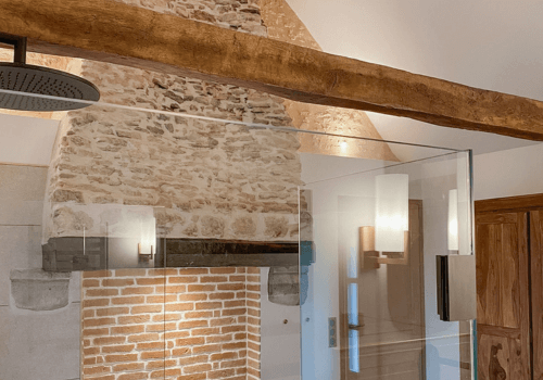 Réhabilitation d'un ancien four à pain en chambre d'hôtes salle de bain balnéo avec avec grande douche et spa Pauline Lavocat, architecte d'intérieur de l’agence ARCHI'LL Concept, qui conçoit un projet en 3D de rénovation sur son ordinateur à Chalo-Saint-Mars en Essonne