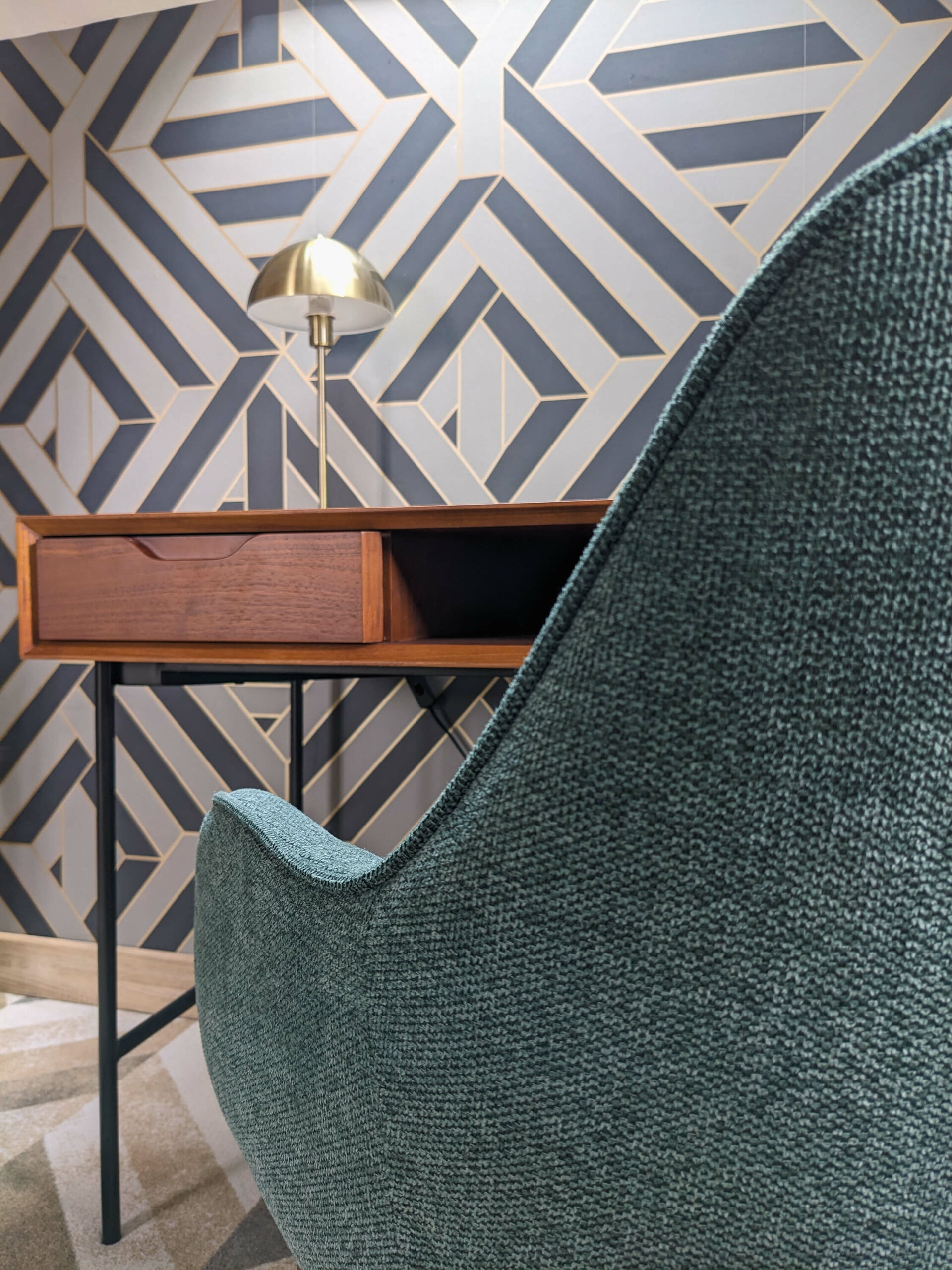 Rénovation maison d’hôtes bureau art déco Rénovation d’une maison ancienne en chambre d’hôtes au Merlerault dans le perche normand, esprit art déco avec du papier peint à motifs géométriques, du laiton, un bureau en bois d’acacia et métal noir et un fauteuil en tissu vert