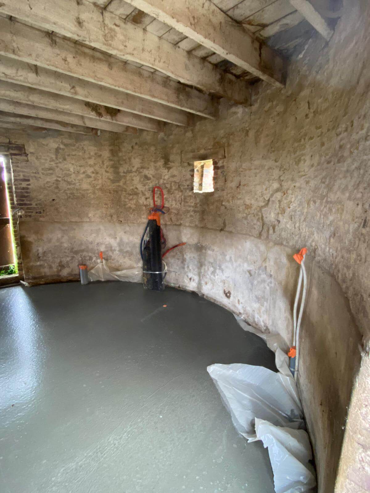 Domaine de Prestal rénovation ancien pigeonnier avant Réhabilitation d'un ancien pigeonnier en chambre d'hôtes, salle de douche avant,au Merlerault dans le perche normand