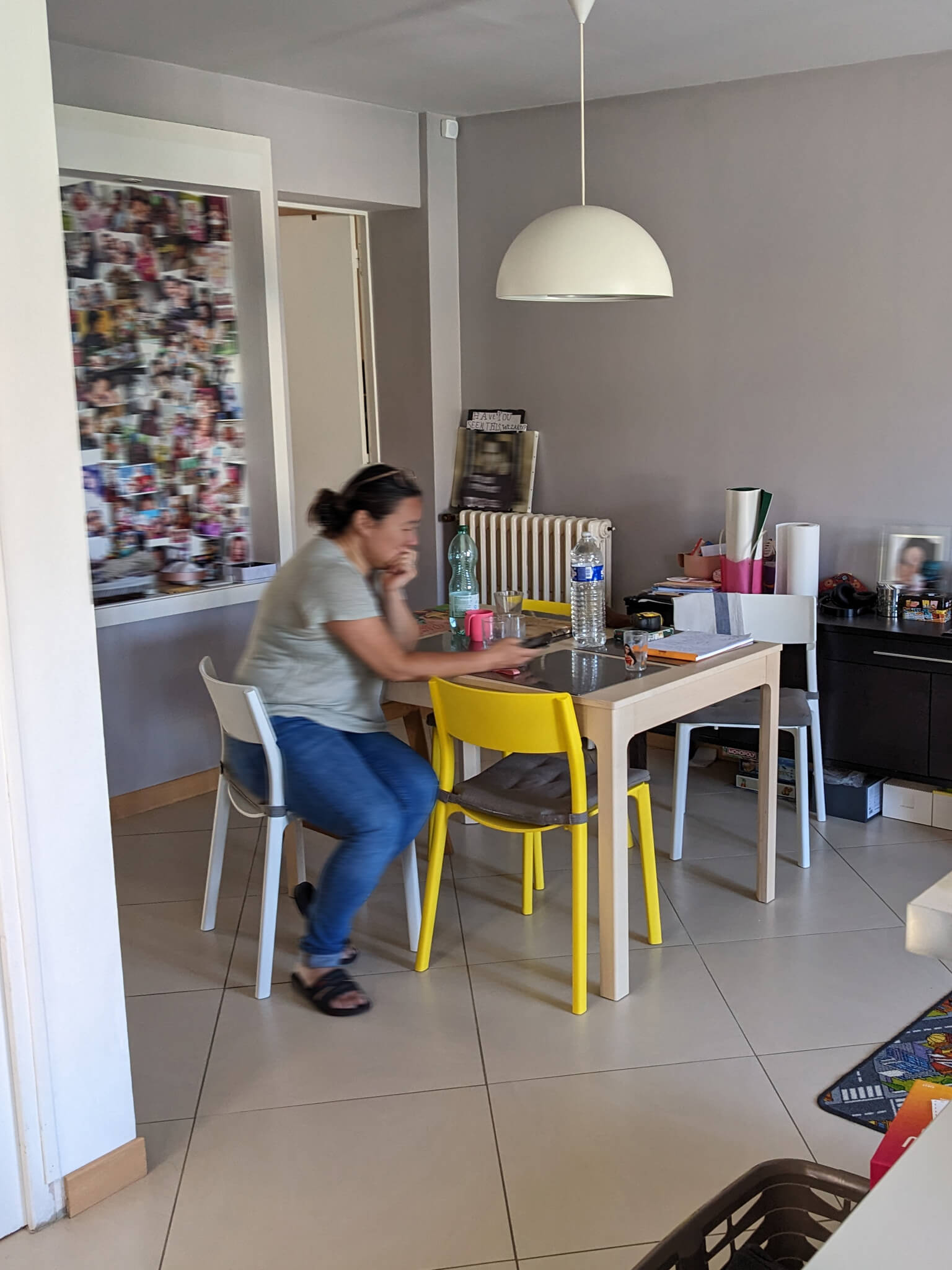 Photo avant rénovation d’un séjour avec création d’une séparation verrière pour la cuisine à Orly Photo avant, rénovation d’un séjour avec création d’une séparation verrière pour la cuisine semi ouverte, coin lecture avec les murs vert foncé et une niche verte plus clair, coin salon avec un grand meuble TV et rangements, à Orly dans le Val de Marne