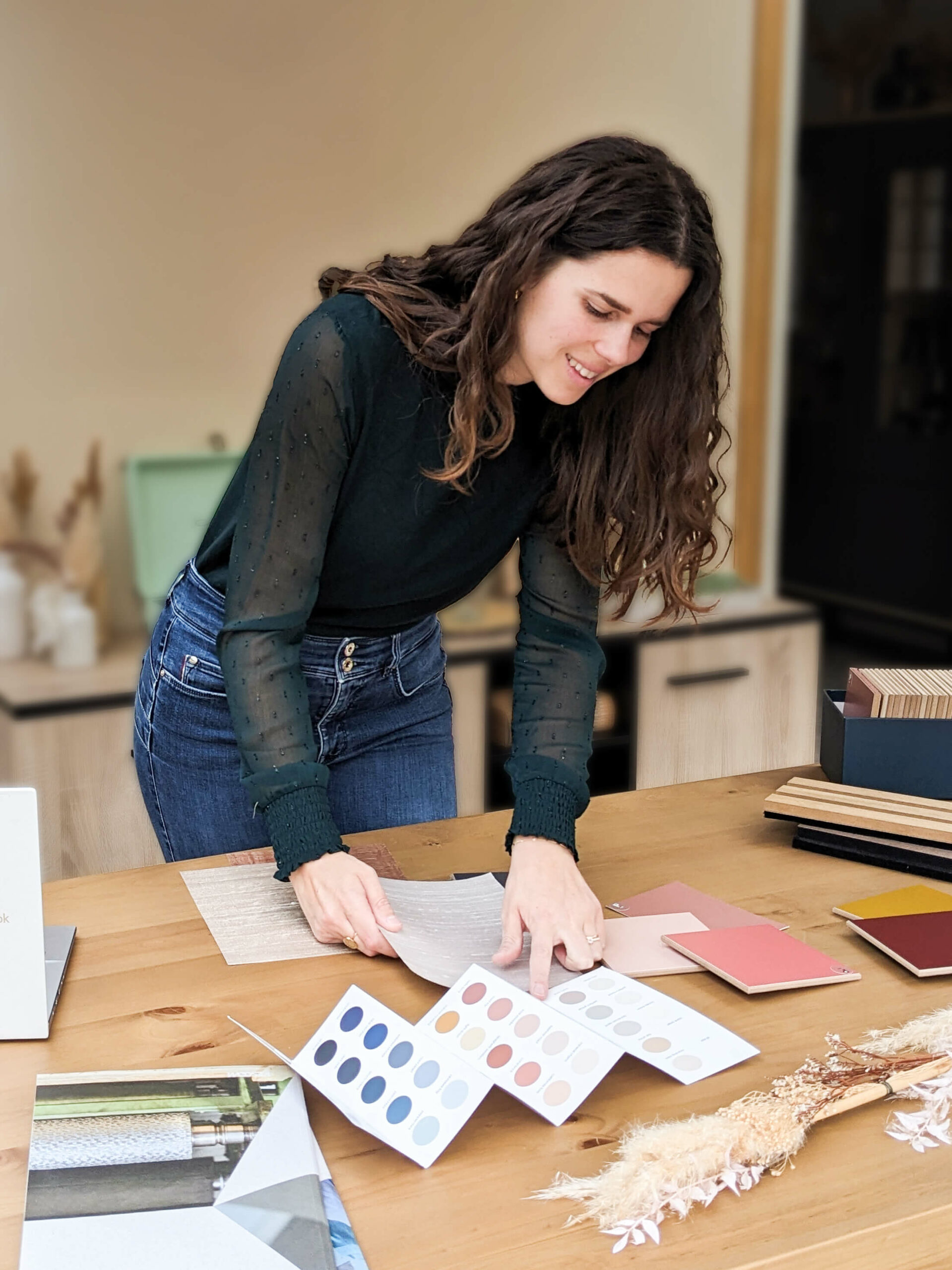 Portrait Pauline Lavocat architecte d'intérieur en Essonne, choisissant des couleurs et matières Portrait de Pauline Lavocat, architecte d'intérieur et fondatrice d’ARCHI'LL Concept à Chalo-Saint-Mars en Essonne, qui choisit les matériaux et couleurs pour un projet de rénovation de maison