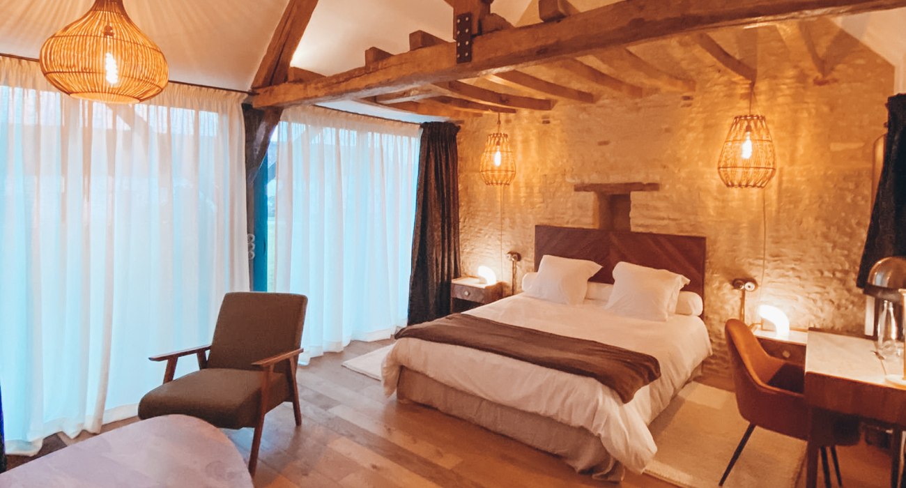 Domaine de Prestal rénovation ancien four à pain, poutre apparentes, mur de pierre, decoration apaisante, ambiance cocon au coucher du soleil Réhabilitation d'un ancien four à pain en chambre d'hôtes chaleureuse avec poutres apparentes, lumière naturelle, mobilier en bois massif, marbre blanc et laiton, suspension en fibres naturelles, au Merlerault dans le perche normand