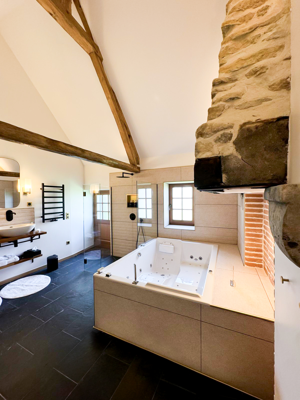 Domaine de Prestal rénovation ancien four à pain, salle de bain avec baignoire balnéo, douche à l'italienne Domaine de Prestal rénovation ancien four à pain, salle de bain avec baignoire balnéo, douche à l'italienne, au Merlerault dans le perche normand