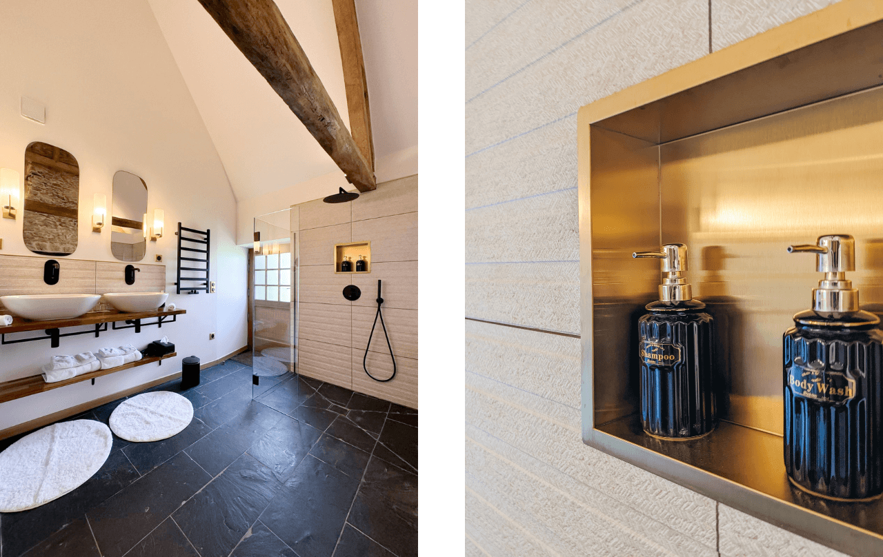 Domaine de Prestal rénovation ancien four à pain, salle de bain avec douche à l'italienne et double vasques plan bois massif, niche laiton Domaine de Prestal rénovation ancien four à pain, salle de bain avec douche à l'italienne et double vasques plan bois massif, niche laiton, appliques et miroirs laiton,