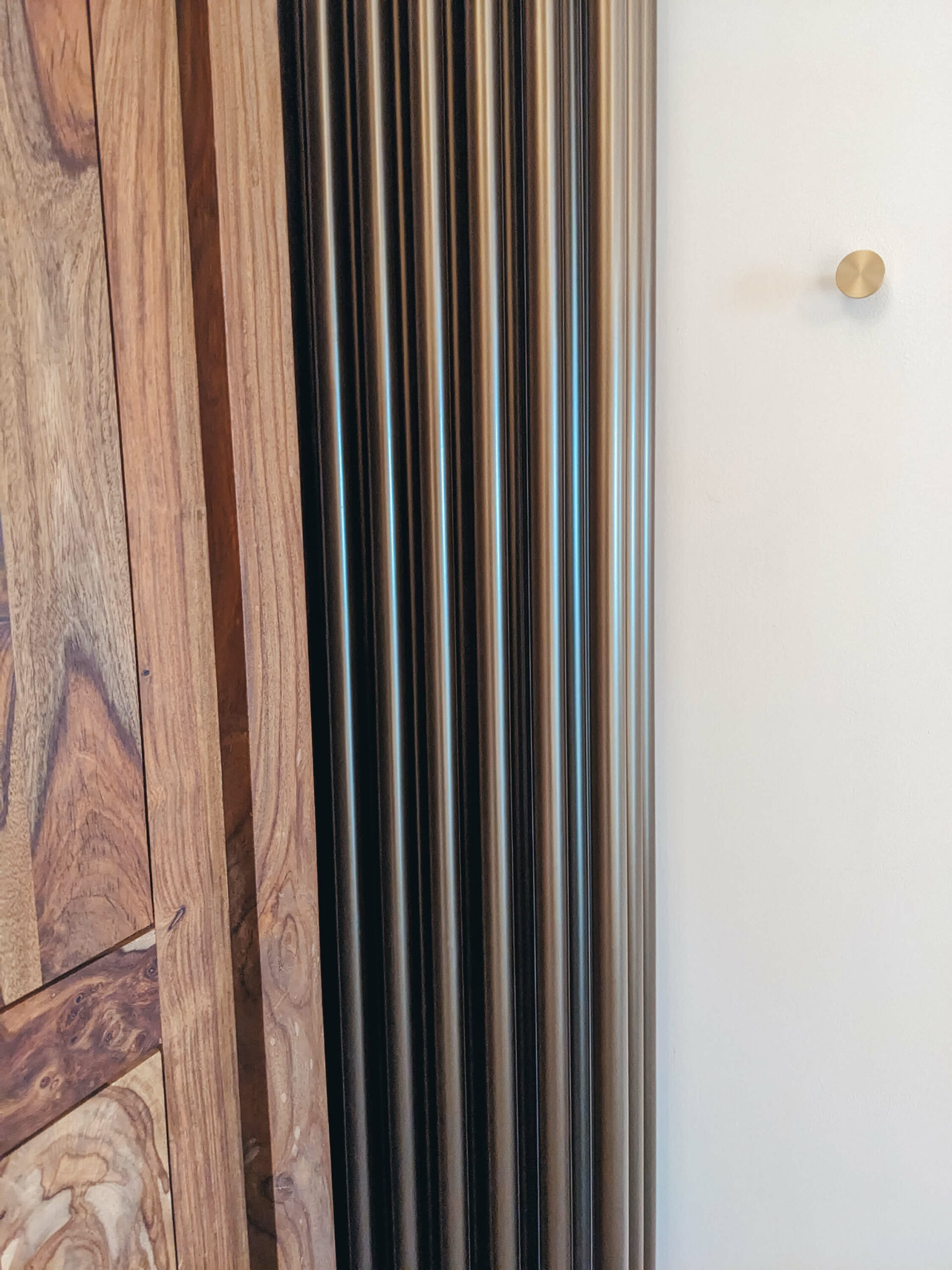 Domaine de Prestal rénovation ancien four à pain, salle de bain détail radiateur fonte bronze et bois massif Réhabilitation d'un ancien four à pain en chambre d'hôtes, détail mobilier bois massif, radiateur en fonte bronze et accessoires en laiton, au Merlerault dans le perche normand