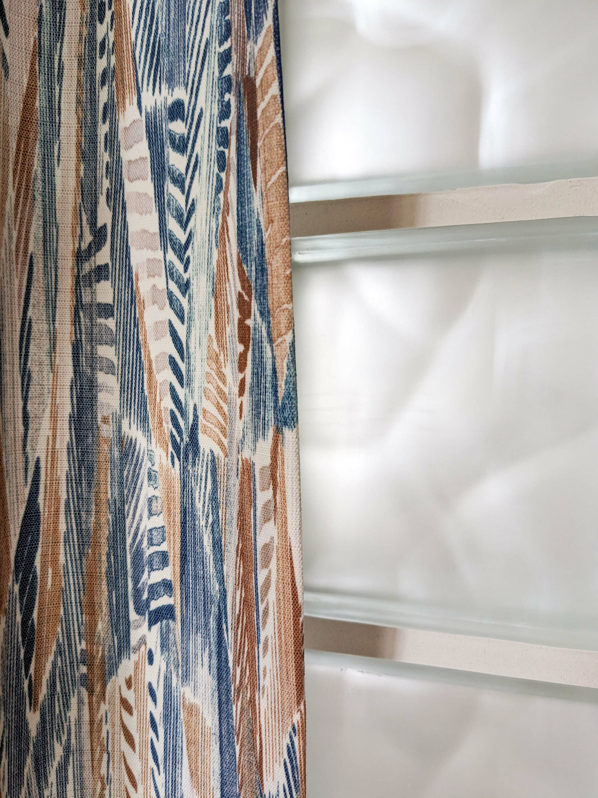 Domaine de Prestal rénovation maisons d'hotes chambre, rideaux en tissu ethnique avec plumes, carreaux de verre Rénovation d’une maison ancienne en chambre d’hôtes au Merlerault dans le perche normand, avec des rideaux en tissu ethnique de plumes bleu et marron, un mur en carreaux de verre pour séparer la salle de bain