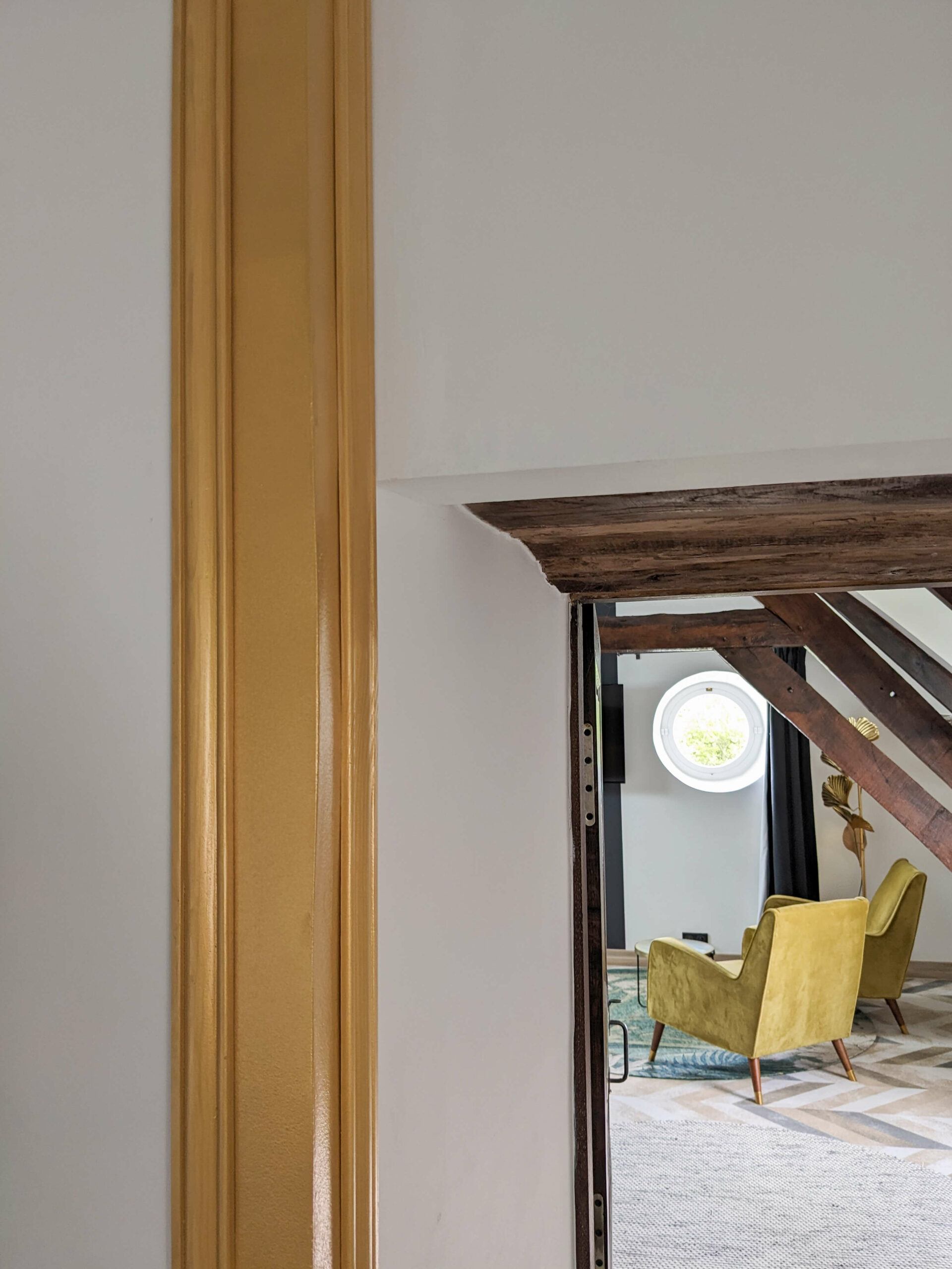 Rénovation d’une maison ancienne en chambre d’hôtes, détail moulures angle mur doré Rénovation d’une maison ancienne en chambre d’hôtes au Merlerault dans le perche normand, esprit art déco, salon canapé velours vert, chaises velours doré, kitchenette