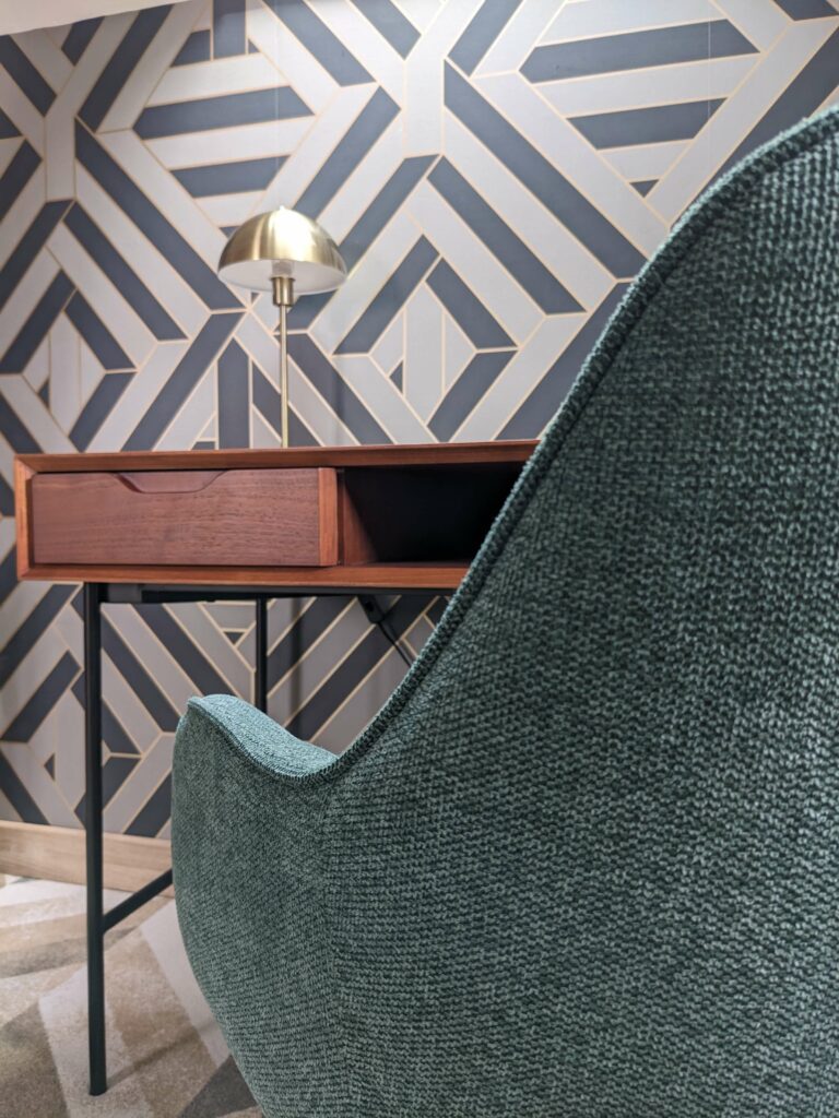 Rénovation d’une maison ancienne en chambre d’hôtes au Merlerault dans le perche normand, esprit art déco, bureau bois, fauteuil vert, papier peint geométrique, laiton