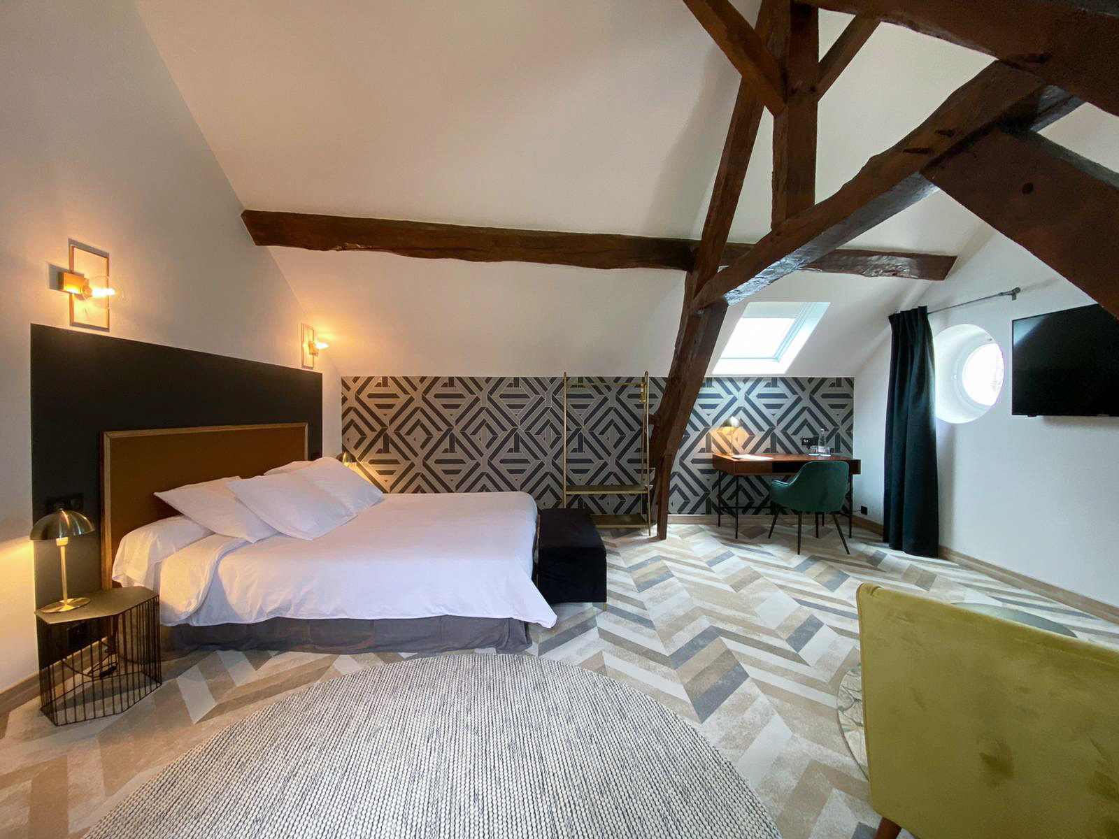 Rénovation d’une maison ancienne en chambre d’hôtes, esprit art déco, papier peint geométrique, laiton, velours et doré, métal noir Rénovation d’une maison ancienne en chambre d’hôtes au Merlerault dans le perche normand, esprit art déco, papier peint geométrique, laiton, velours et doré, métal noir