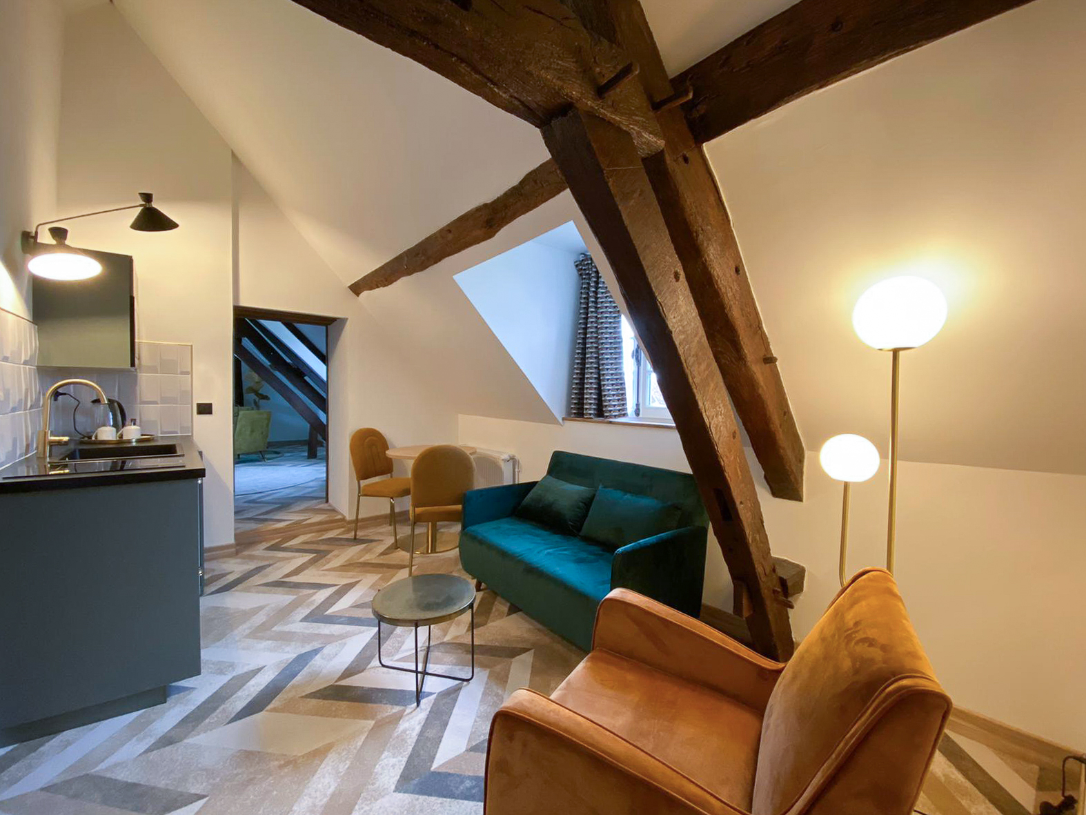 Rénovation d’une maison ancienne en chambre d’hôtes, esprit art déco, salon canapé velours vert, chaises velours doré, kitchenette Rénovation d’une maison ancienne en chambre d’hôtes au Merlerault dans le perche normand, esprit art déco, salon canapé velours vert, chaises velours doré, kitchenette