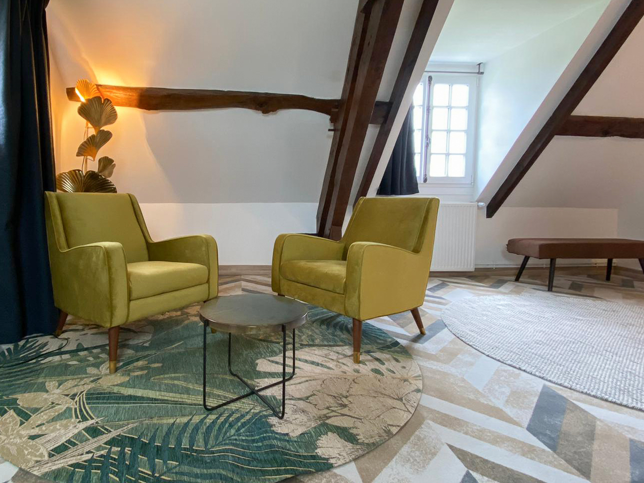 Rénovation d’une maison ancienne en chambre d’hôtes, fauteuils ocre avec tapis bleu vert et table métal, lampe gingko laiton Rénovation d’une maison ancienne en chambre d’hôtes, fauteuils ocre avec tapis bleu vert et table métal, lampe gingko laiton