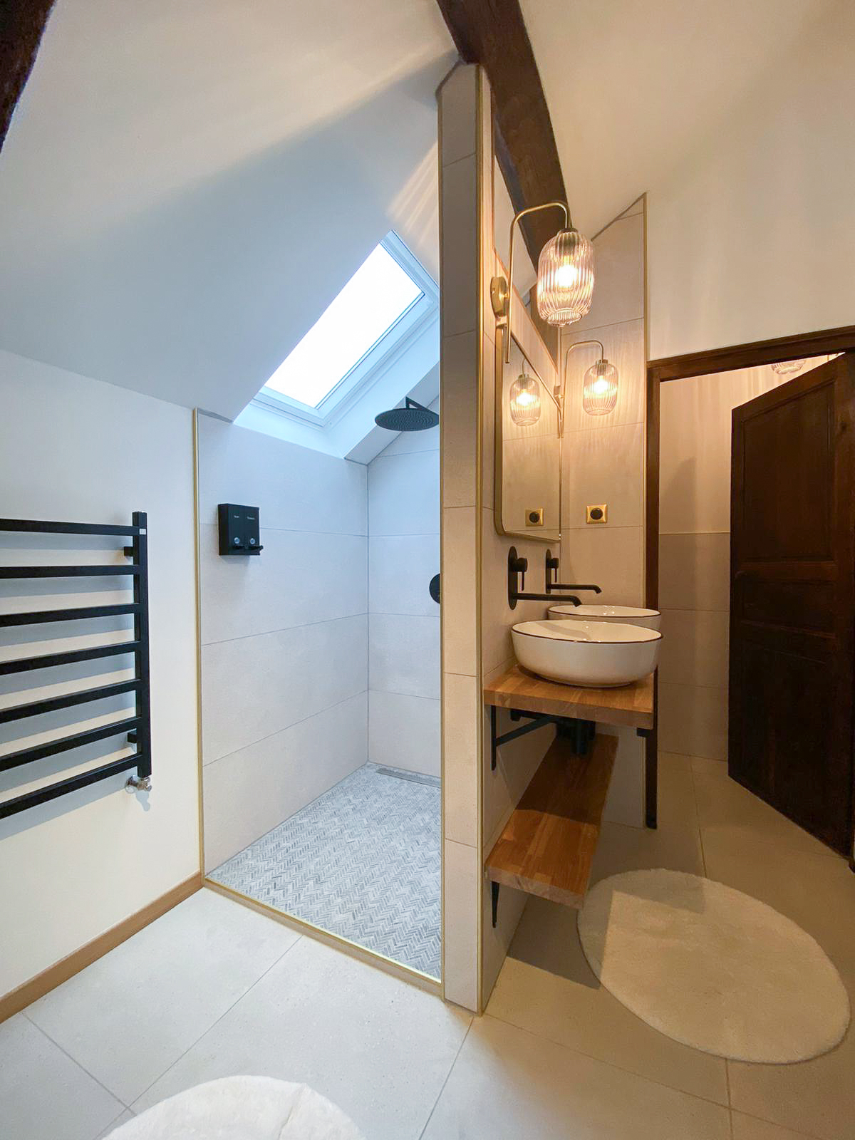 Rénovation d’une maison ancienne en chambre d’hôtes, salle de bain, douche à l’italienne, plan double vasque bois Rénovation d’une maison ancienne en chambre d’hôtes au Merlerault dans le perche normand, salle de bain, douche à l’italienne, plan double vasque bois, vasque à poser blanche, appliques en verre et laiton