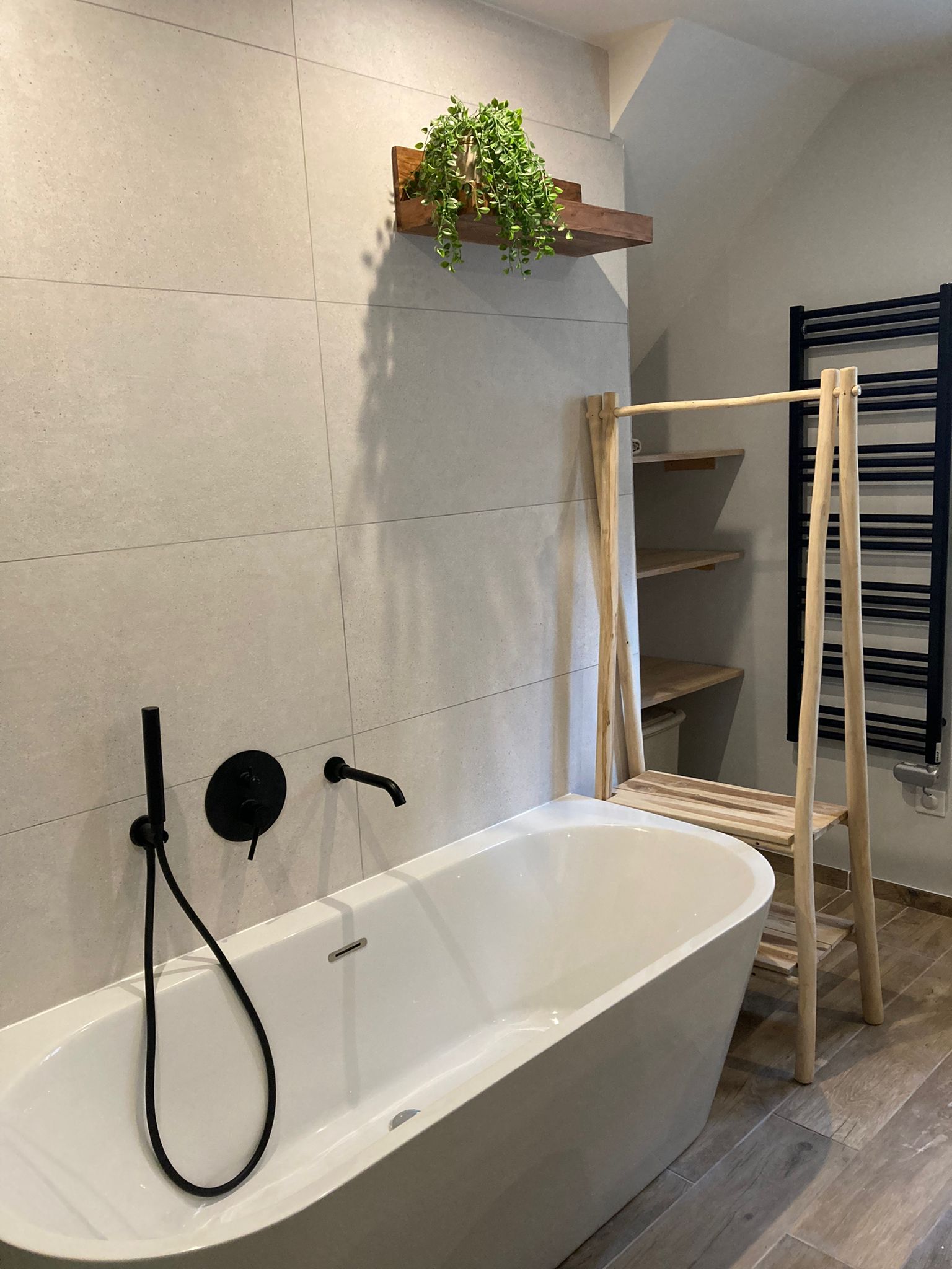 Agrandissement et rénovation d’une salle de bain familiale esprit nature et zen, grande baignoire semi-ilot, mur vert, carrelage en pierre naturelle beige, à Orsay en Essonne