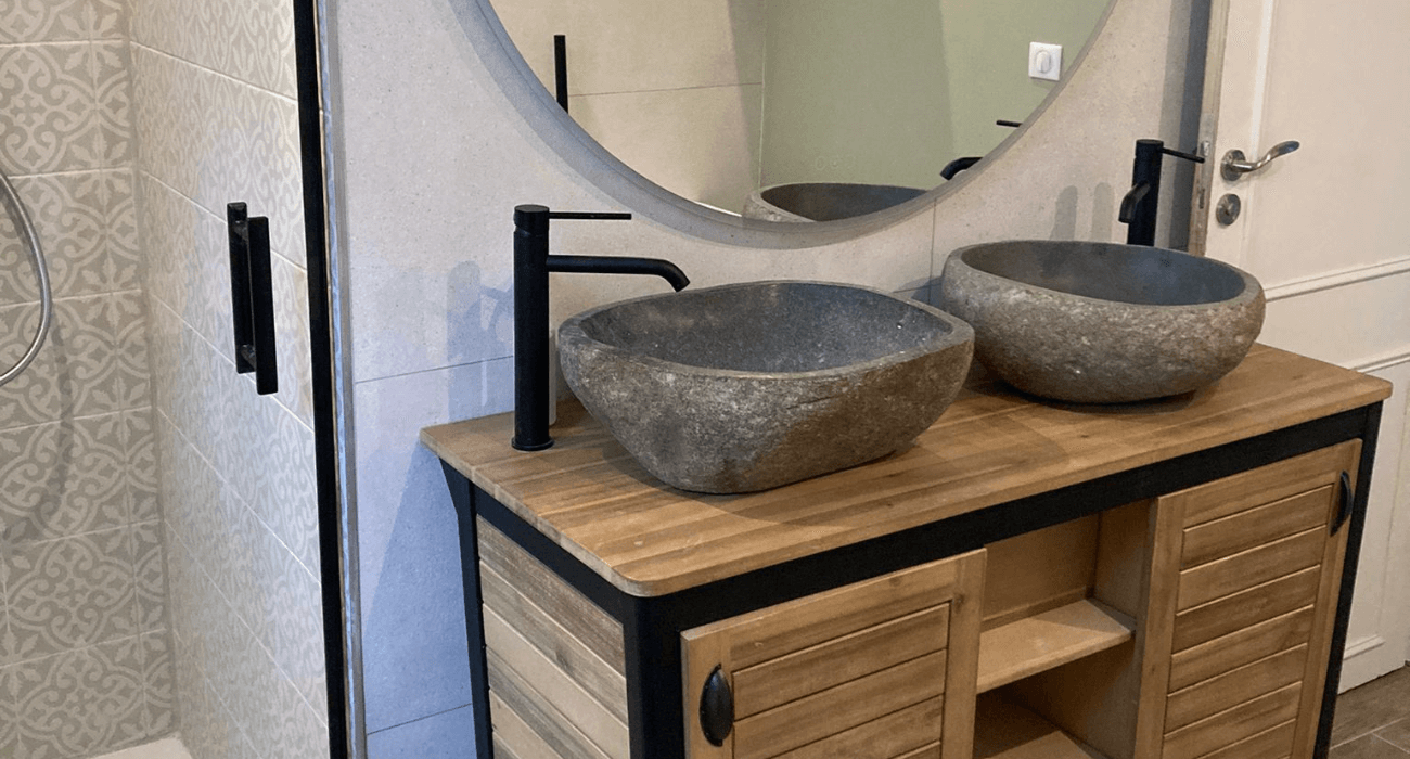 Agrandissement et rénovation d’une salle de bain familiale esprit nature et zen, douche en carreaux effet ciment, double vasque en pierre naturelle et meuble en bois massif, grand miroir rond, à Orsay en Essonne