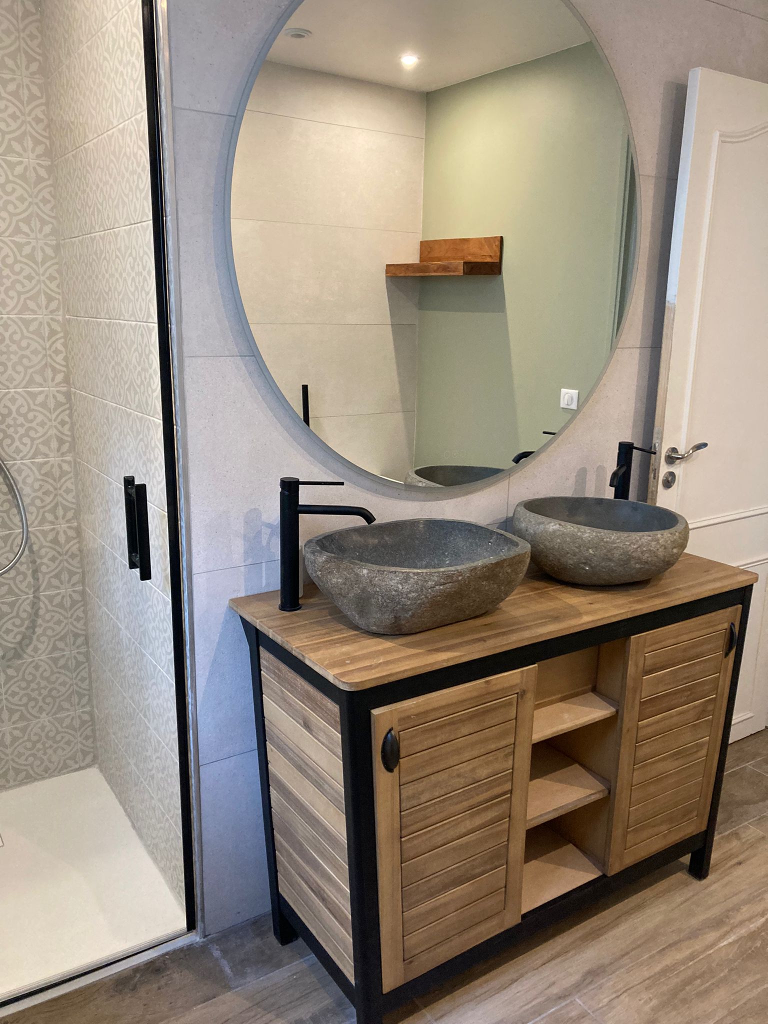 Agrandissement et rénovation d’une salle de bain familiale esprit nature et zen, douche en carreaux effet ciment, double vasque en pierre naturelle et meuble en bois massif, grand miroir rond, à Orsay en Essonne