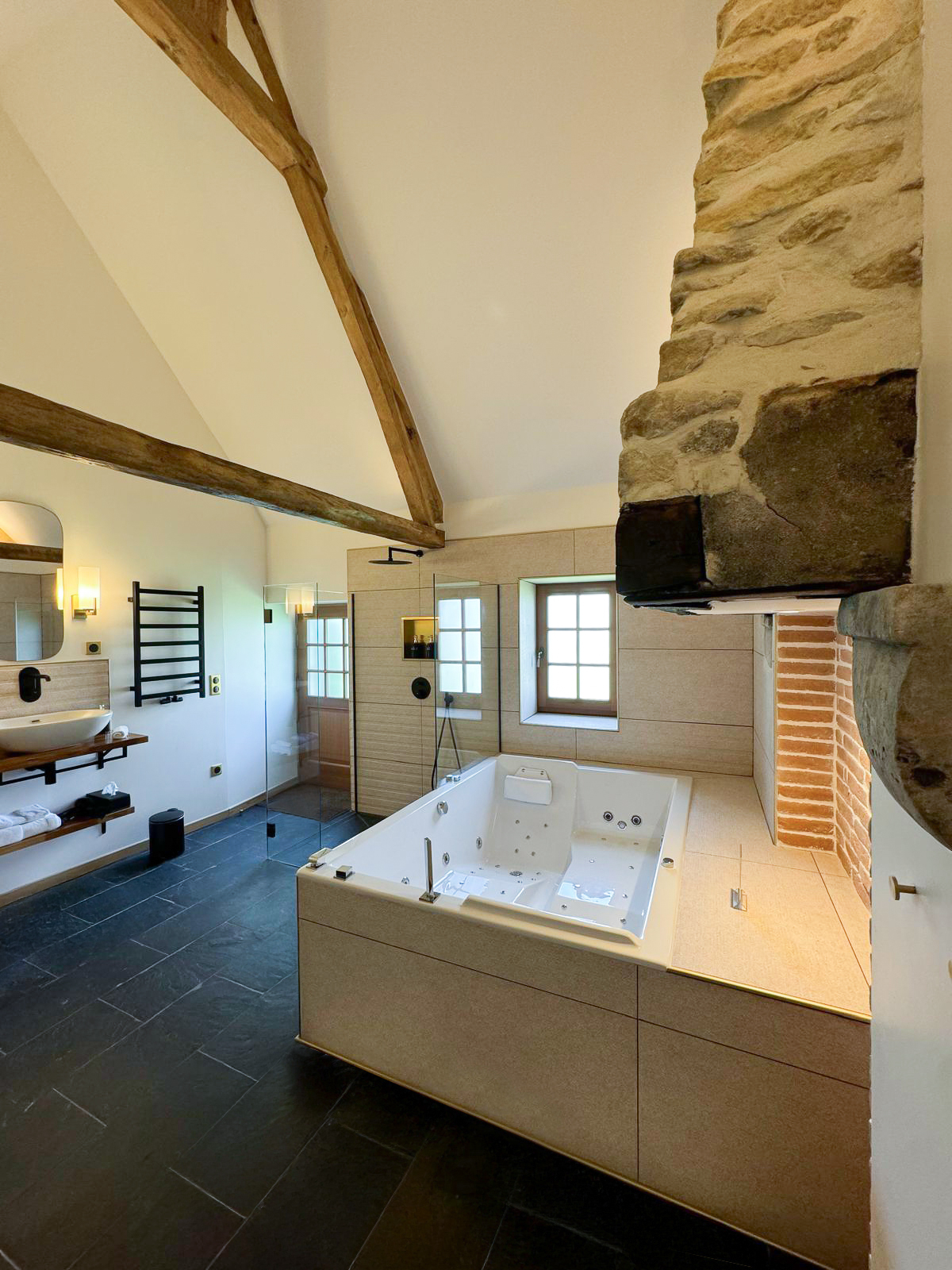 Domaine de Prestal rénovation ancien four à pain, salle de bain avec baignoire balnéo, douche à l'italienne, au Merlerault dans le perche normand