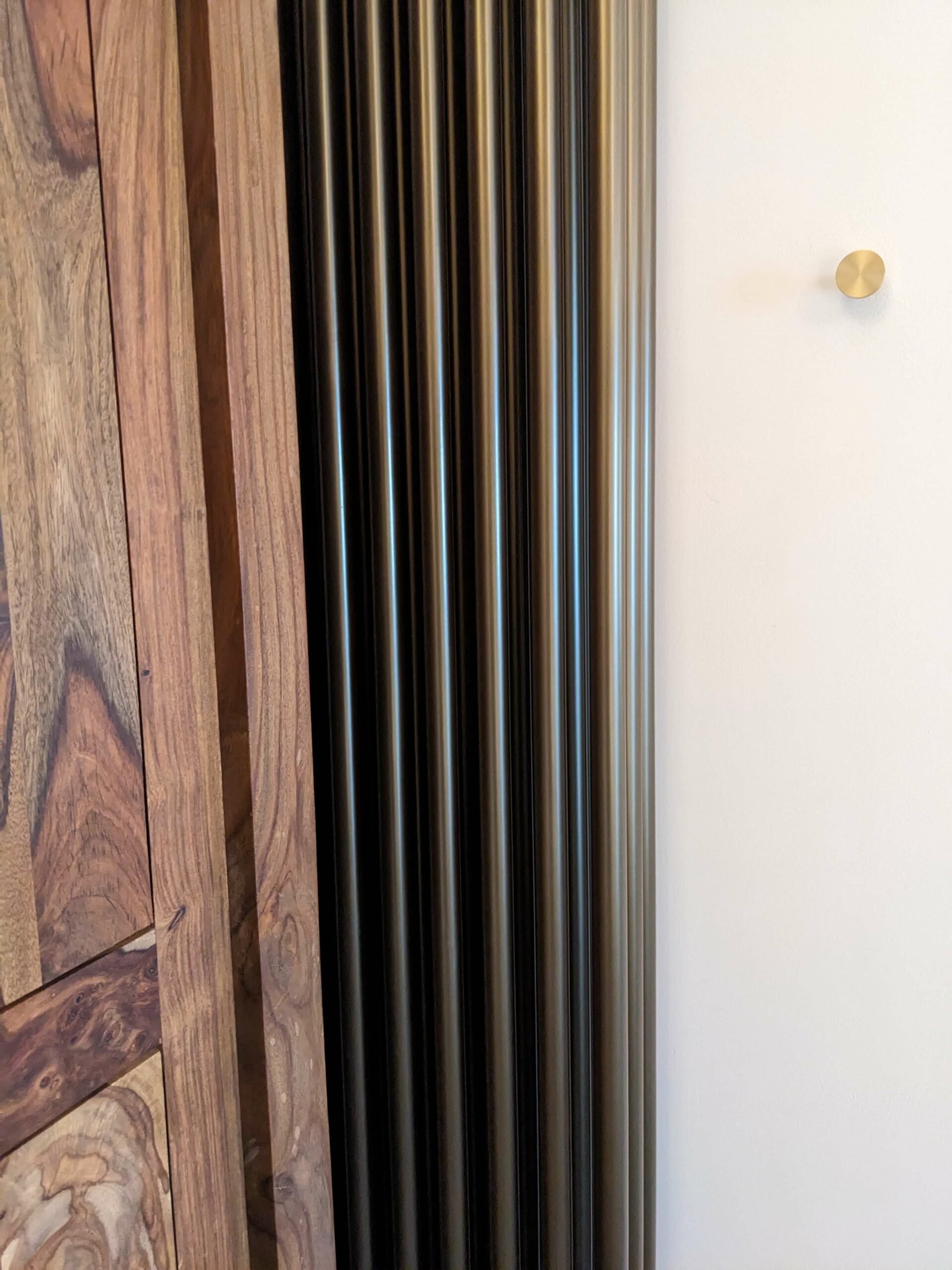 Réhabilitation d'un ancien four à pain en chambre d'hôtes, détail mobilier bois massif, radiateur en fonte bronze et accessoires en laiton, au Merlerault dans le perche normand