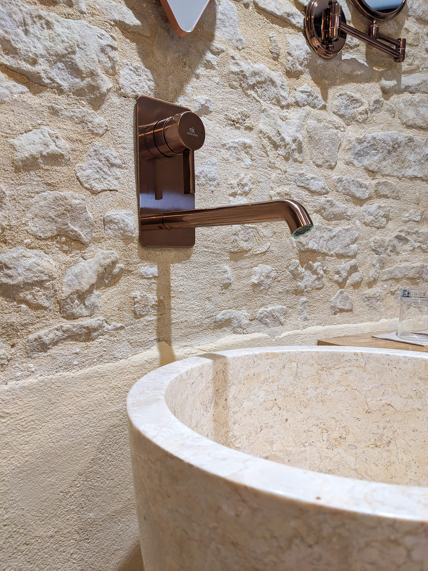 Domaine de Prestal rénovation ancien pigeonnier, détail vasque sur pied en marbre et pierre, robinetterie cuivrée Réhabilitation d'un ancien pigeonnier en chambre d'hôtes, détail de la salle de douche avec vasque sur pied en pierre et marbre, robinetterie cuivrée, au Merlerault dans le perche normand