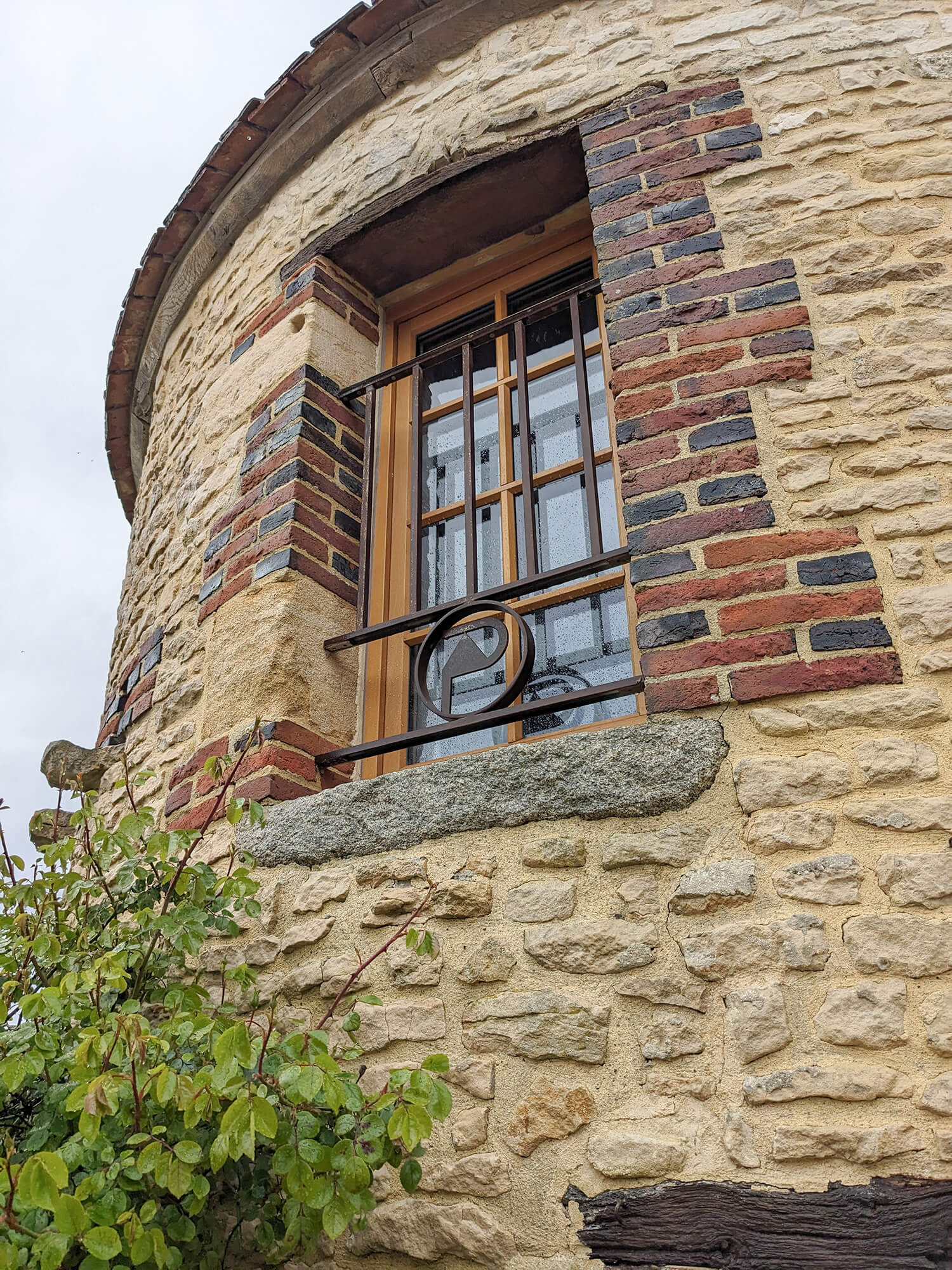 Domaine de Prestal rénovation ancien pigeonnier, vue exterieure avec garde-corps sur mesure Réhabilitation d'un ancien pigeonnier en chambre d'hôtes, vue extérieure du pigeonnier avec le garde-corps conçu sur mesure reprenant le logo de la maison d’hôtes, au Merlerault dans le perche normand