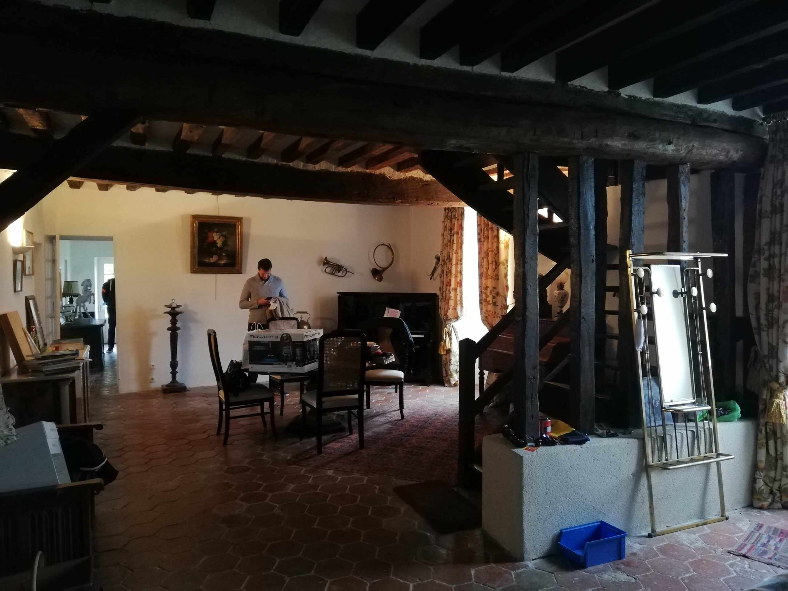 Domaine de Prestal rénovation maisons d'hotes, boudoir salon bibliothèque avant Rénovation d’une maison ancienne en chambre d’hôtes au Merlerault dans le perche normand, boudoir salon bibliothèque avant