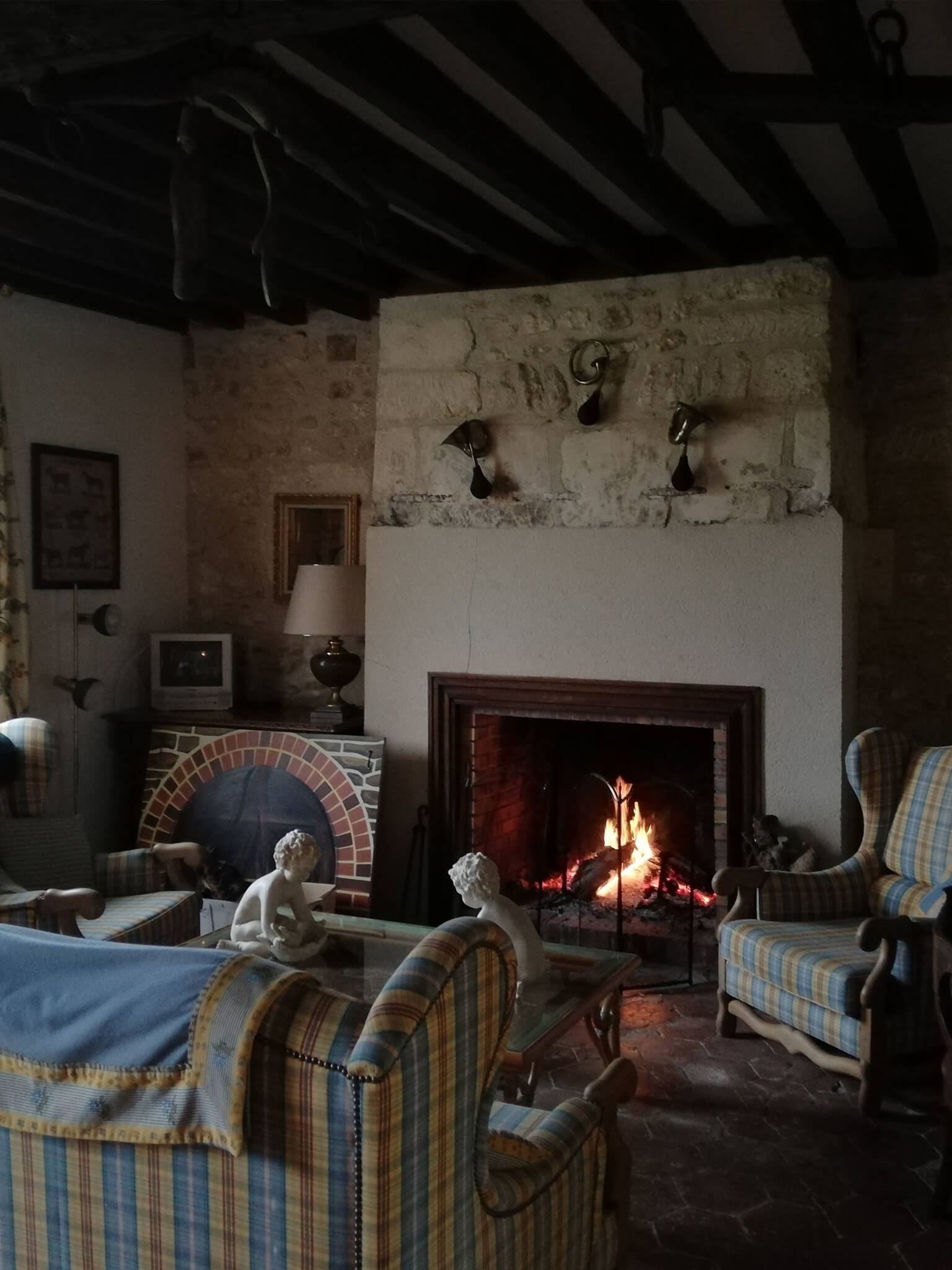 Domaine de Prestal rénovation maisons d'hotes, boudoir salon cheminée avant Rénovation d’une maison ancienne en chambre d’hôtes au Merlerault dans le perche normand, boudoir salon bibliothèque avant