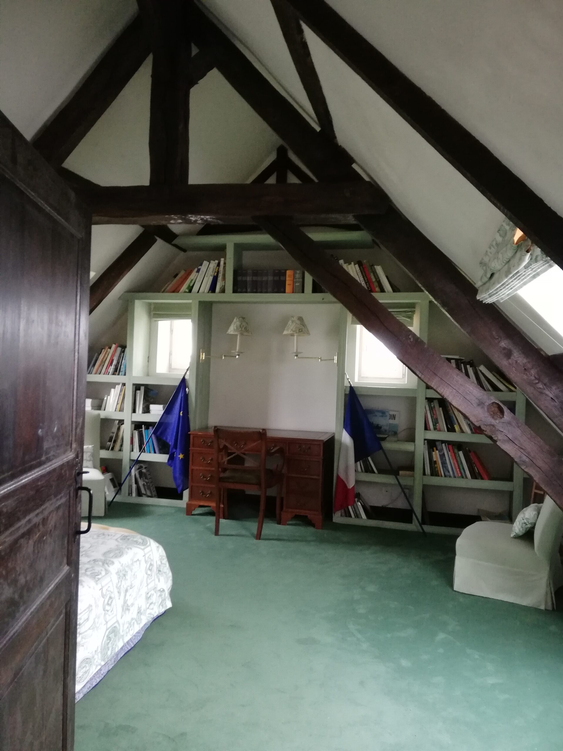 Rénovation d’une maison ancienne en chambre d’hôtes, coin bureau avant travaux Rénovation d’une maison ancienne en chambre d’hôtes au Merlerault dans le perche normand, coin bureau avant travaux