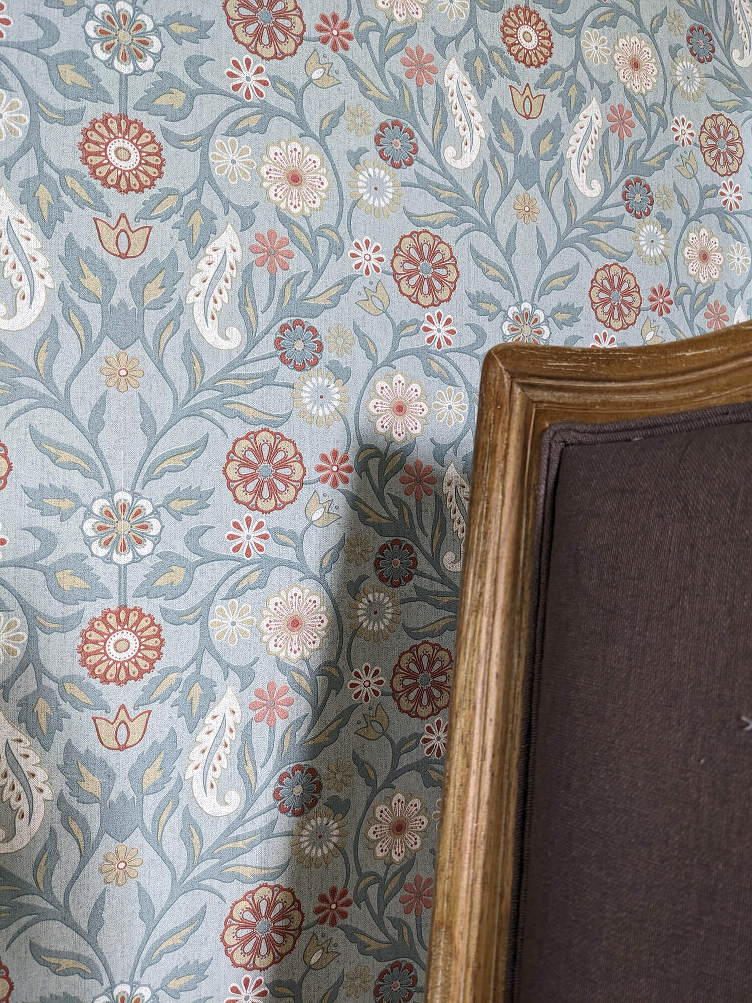 Rénovation d’une maison ancienne en chambre d’hôtes, détail chaise médaillon et papier peint floral bleu, esprit campagne classique Rénovation d’une maison ancienne en chambre d’hôtes au Merlerault dans le perche normand, détail chaise médaillon et papier peint floral bleu, esprit campagne classique