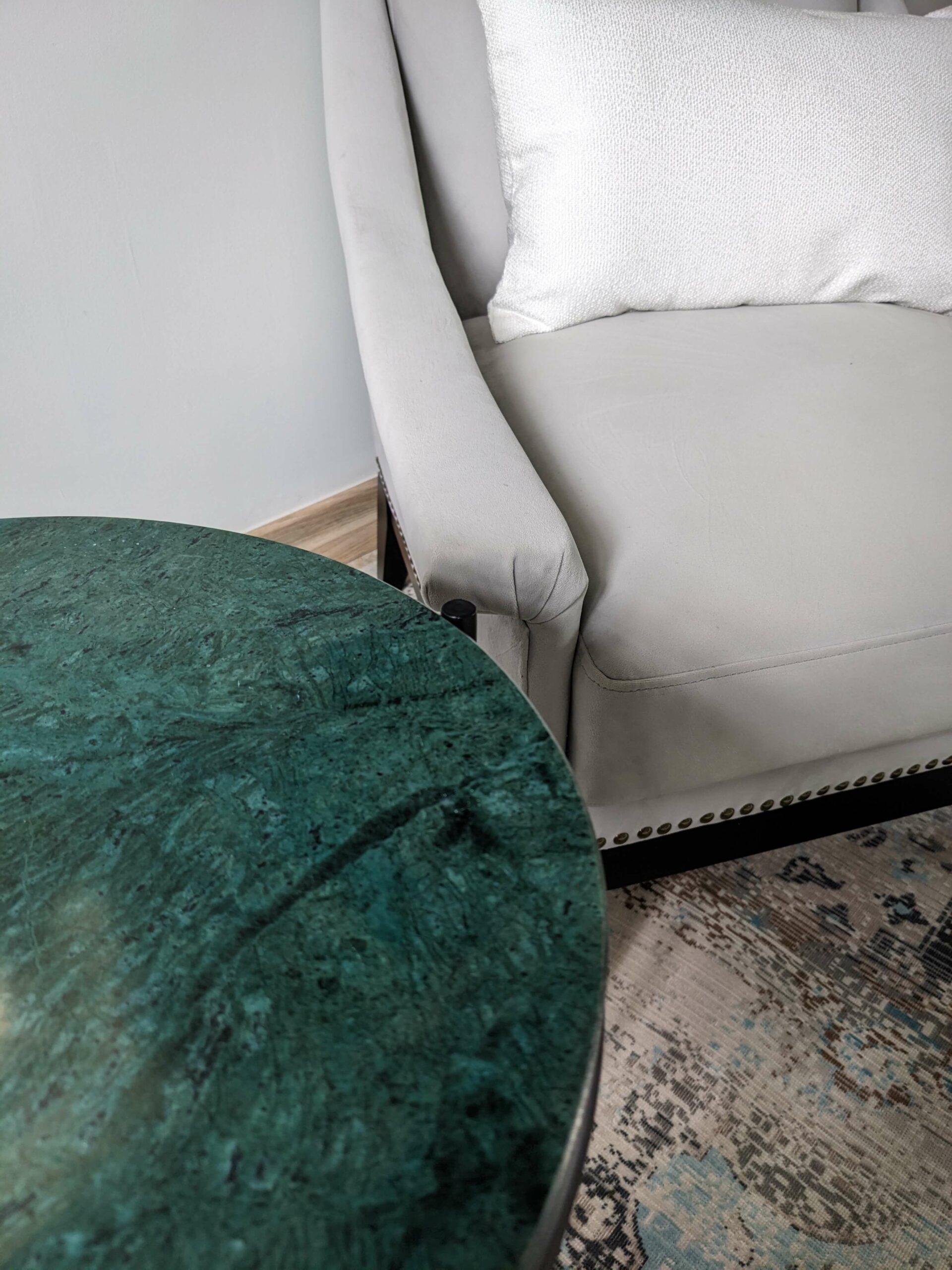 Rénovation d’une maison ancienne en chambre d’hôtes, détail salon avec gueridon en marbre vert et fauteuil crapaud Rénovation d’une maison ancienne en chambre d’hôtes au Merlerault dans le perche normand, esprit campagne classique, coin salon avec fauteuils crapaud, tapis et table d'appoint en marbre vert, lampadaire