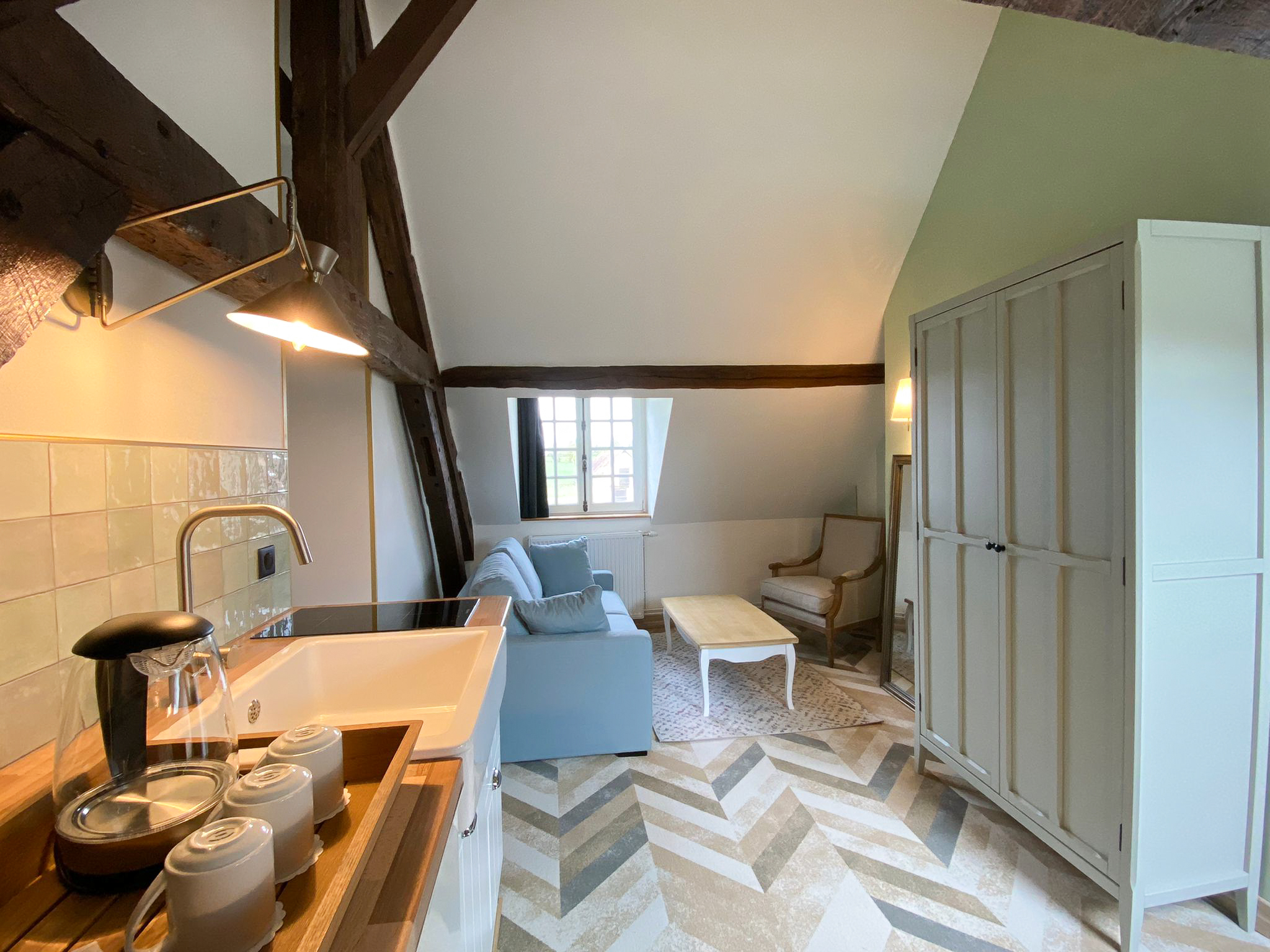 Rénovation d’une maison ancienne en chambre d’hôtes, esprit campagne classique avec des couleurs pastel, kitchenette et salon Rénovation d’une maison ancienne en chambre d’hôtes au Merlerault dans le perche normand, esprit campagne classique avec des couleurs pastel, zelliges vert d’eau en crédence de kitchenette, mobilier style ancien couleurs pastel