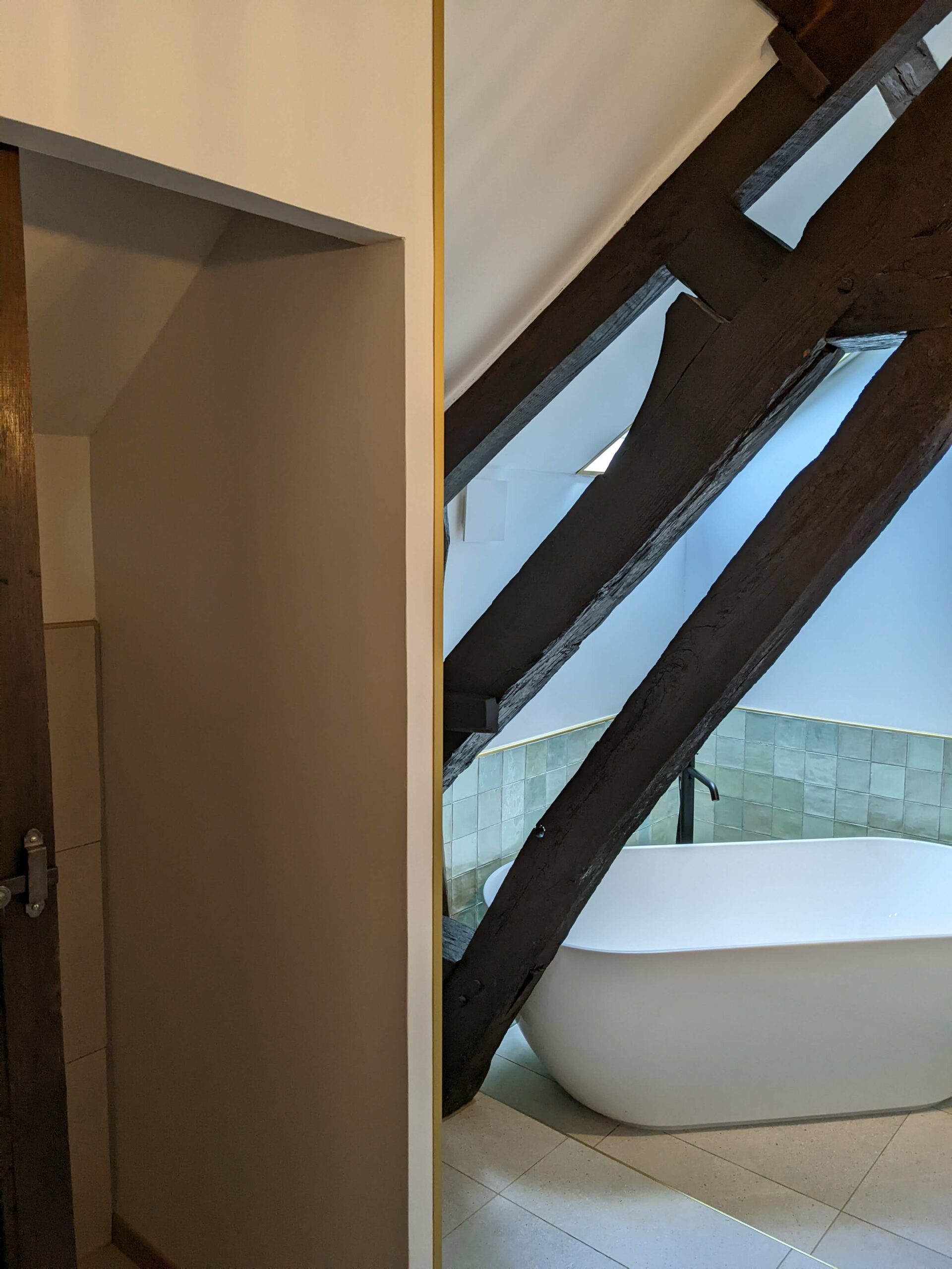 Rénovation d’une maison ancienne en chambre d’hôtes, salle de bain baignoire ilot zelliges vert pastel Rénovation d’une maison ancienne en chambre d’hôtes au Merlerault dans le perche normand, salle de bain avec baignoire ilot entourée de zelliges vert pastel aux murs