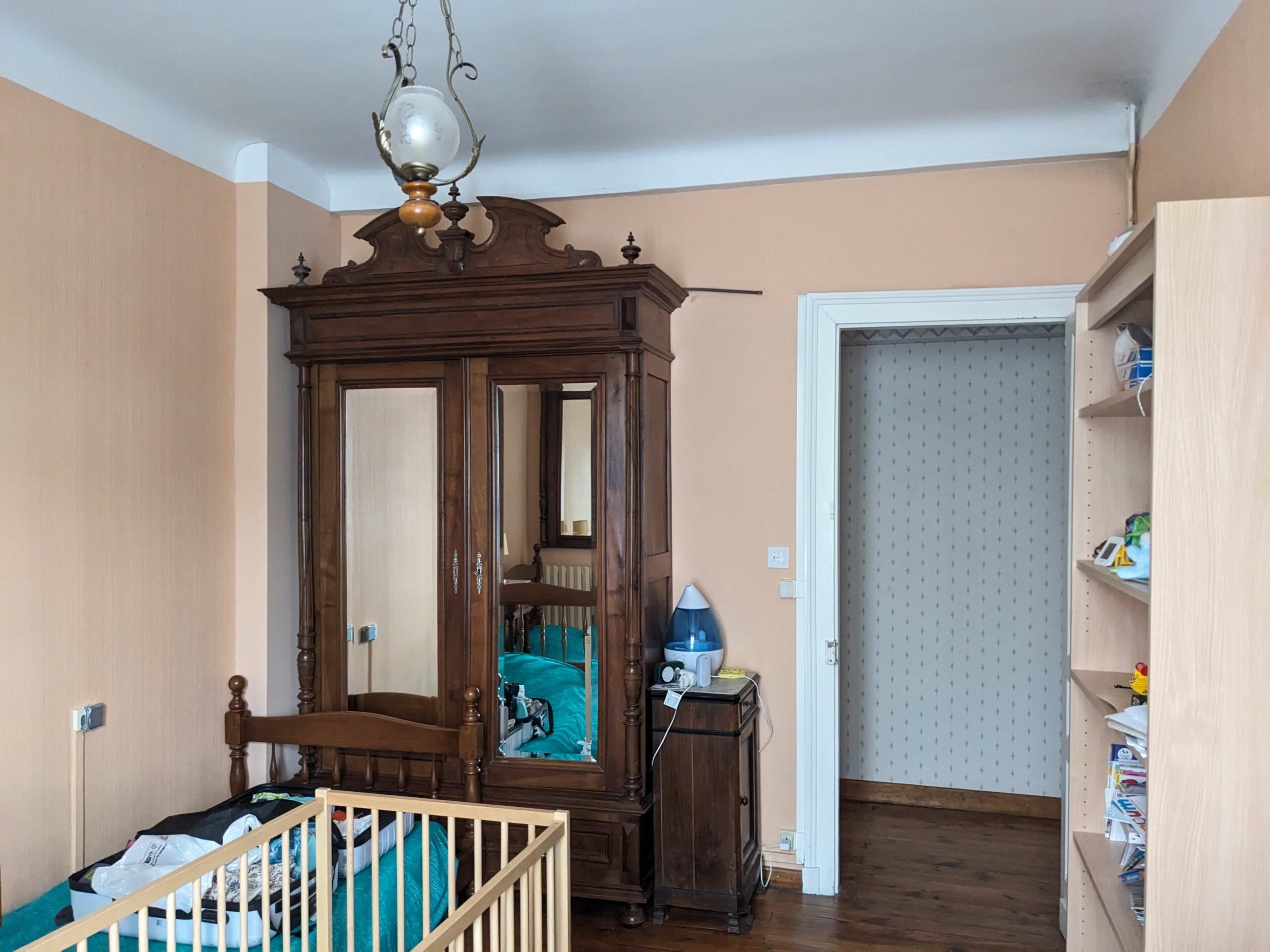 Dans une maison familiale de vacances à Messanges dans les Landes, aménagement et décoration d’une chambre pour enfants, photo avant 1
