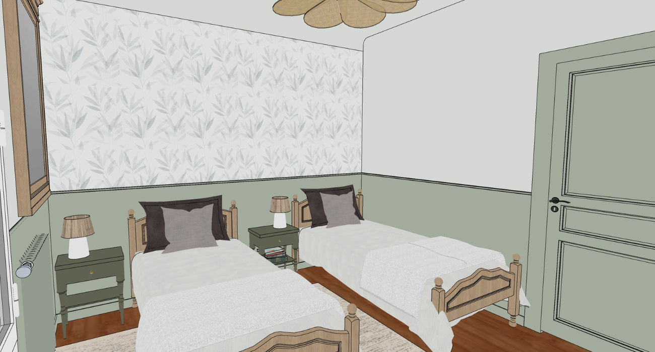 Dans une maison familiale de vacances à Messanges dans les Landes, aménagement et décoration d’une chambre pour enfant avec un soubassement vert clair, un papier peint feuillage vert épuré, du mobilier de maison ancienne conservé et repeint en vert foncé, une suspension en rotin tressé