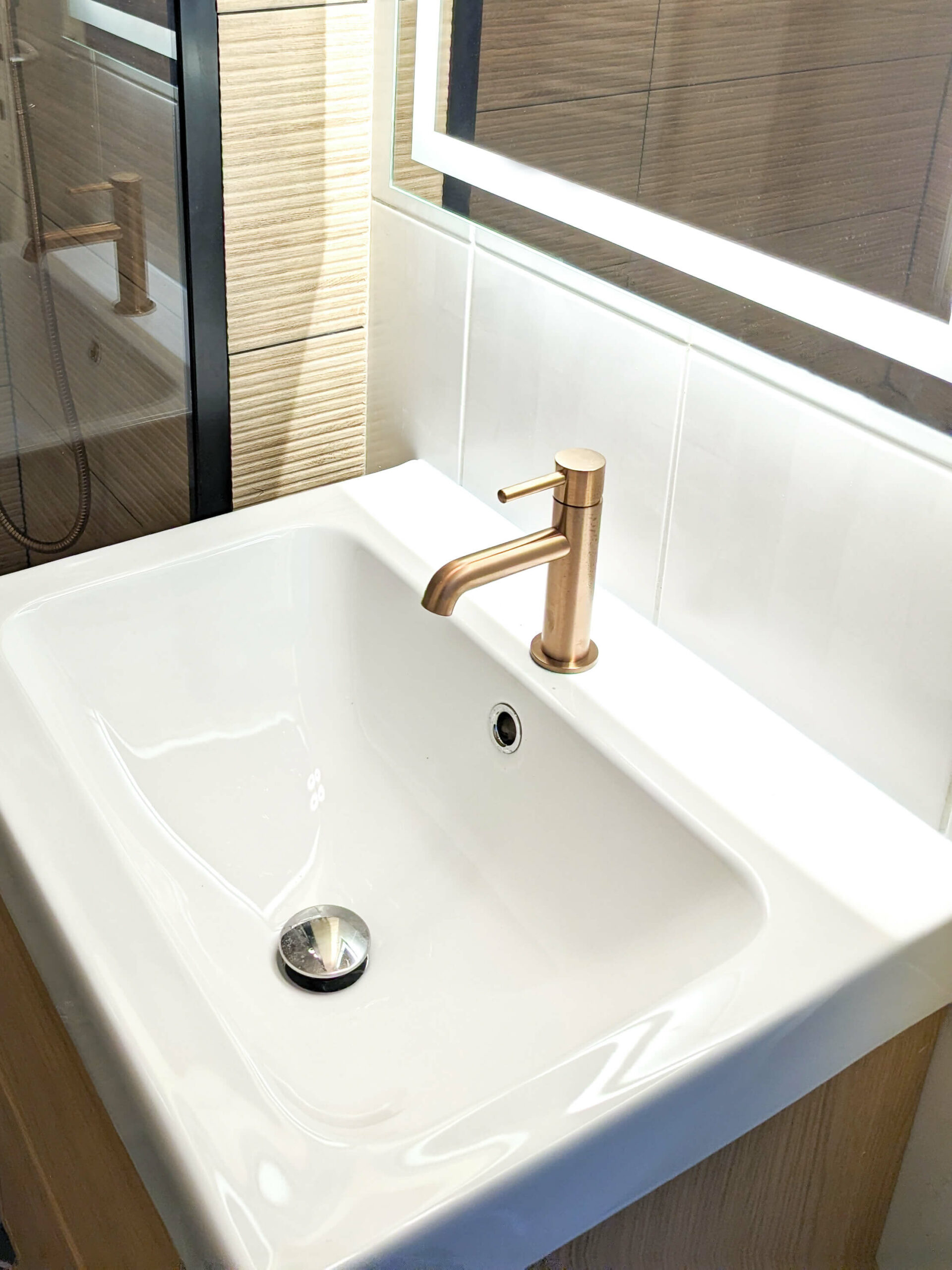 Transformation d’une salle de bain en salle de douche avec meuble vasque en bois et robinetterie cuivré, carreaux effet bois strié, à Limours en Essonne
