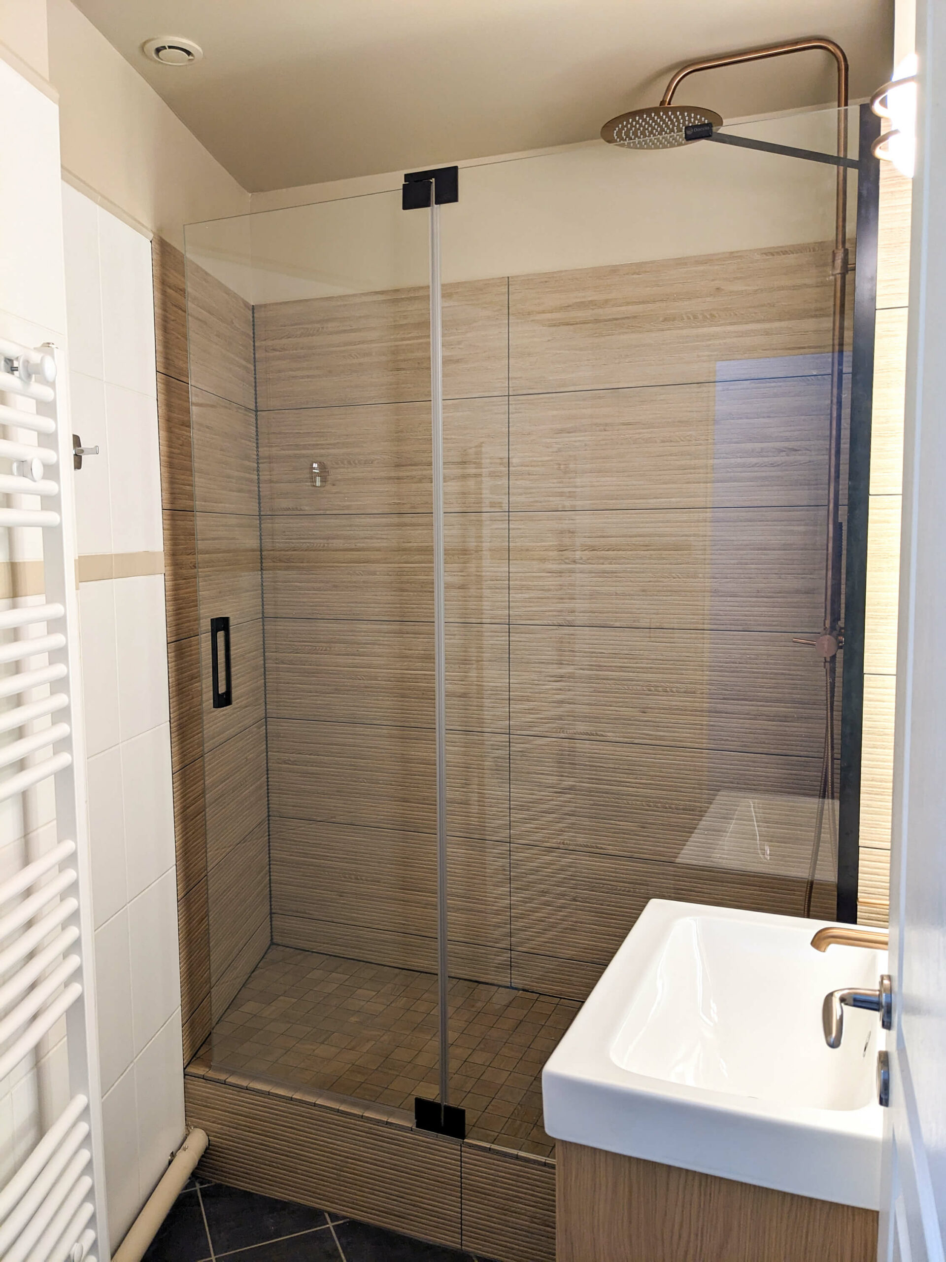 Transformation d’une salle de bain en salle de douche avec meuble vasque en bois et robinetterie cuivré, carrelage douche effet bois strié, à Limours en Essonne