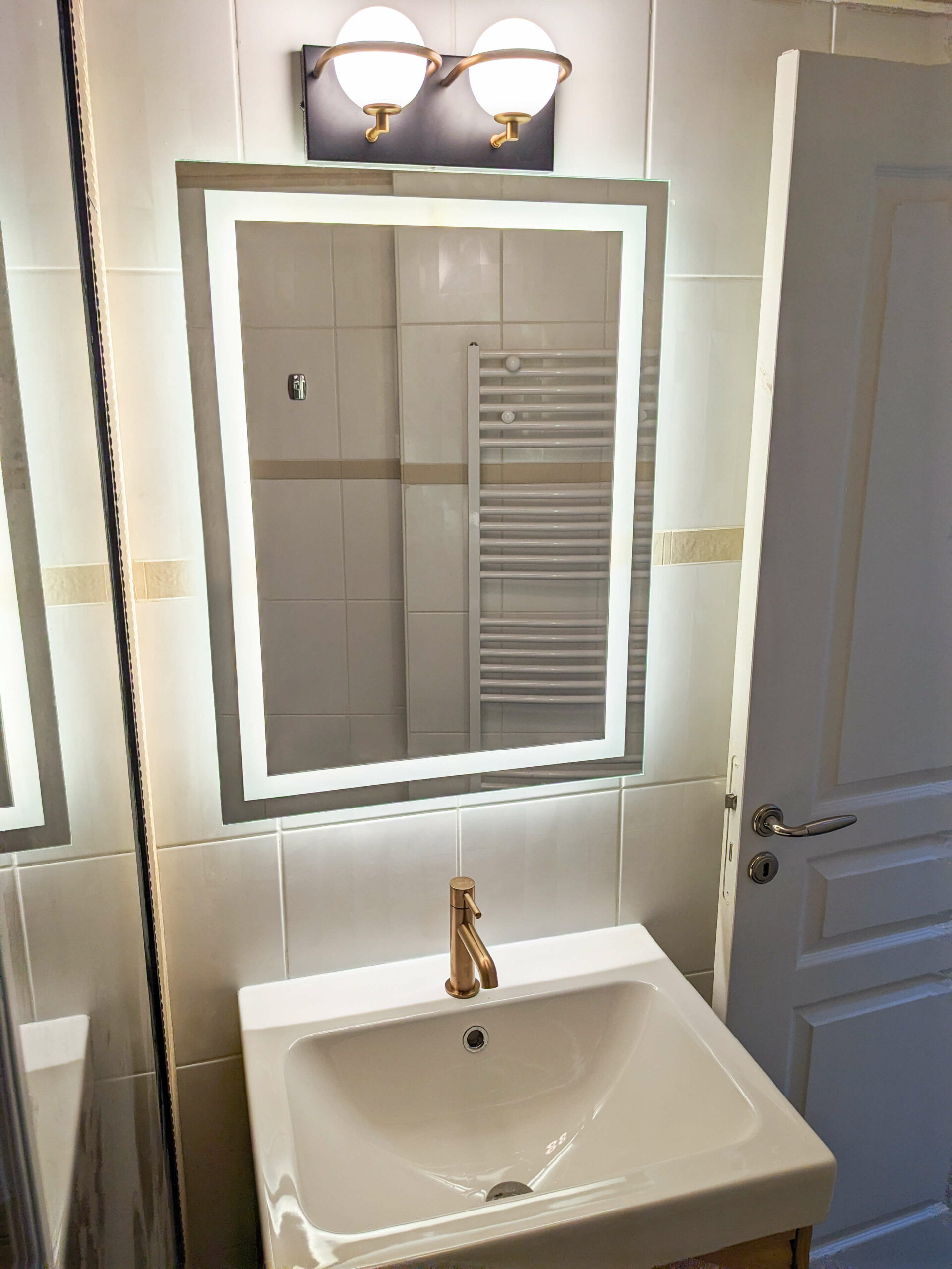 Transformation d’une salle de bain en salle de douche avec meuble vasque en bois et robinetterie cuivré, miroir led, appliques en verre dépoli, à Limours en Essonne