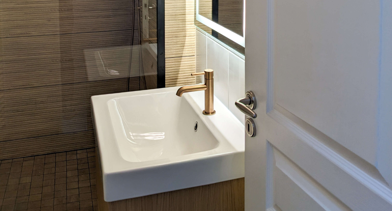 Transformation d’une salle de bain en salle de douche avec meuble vasque en bois et robinetterie cuivré, à Limours en Essonne