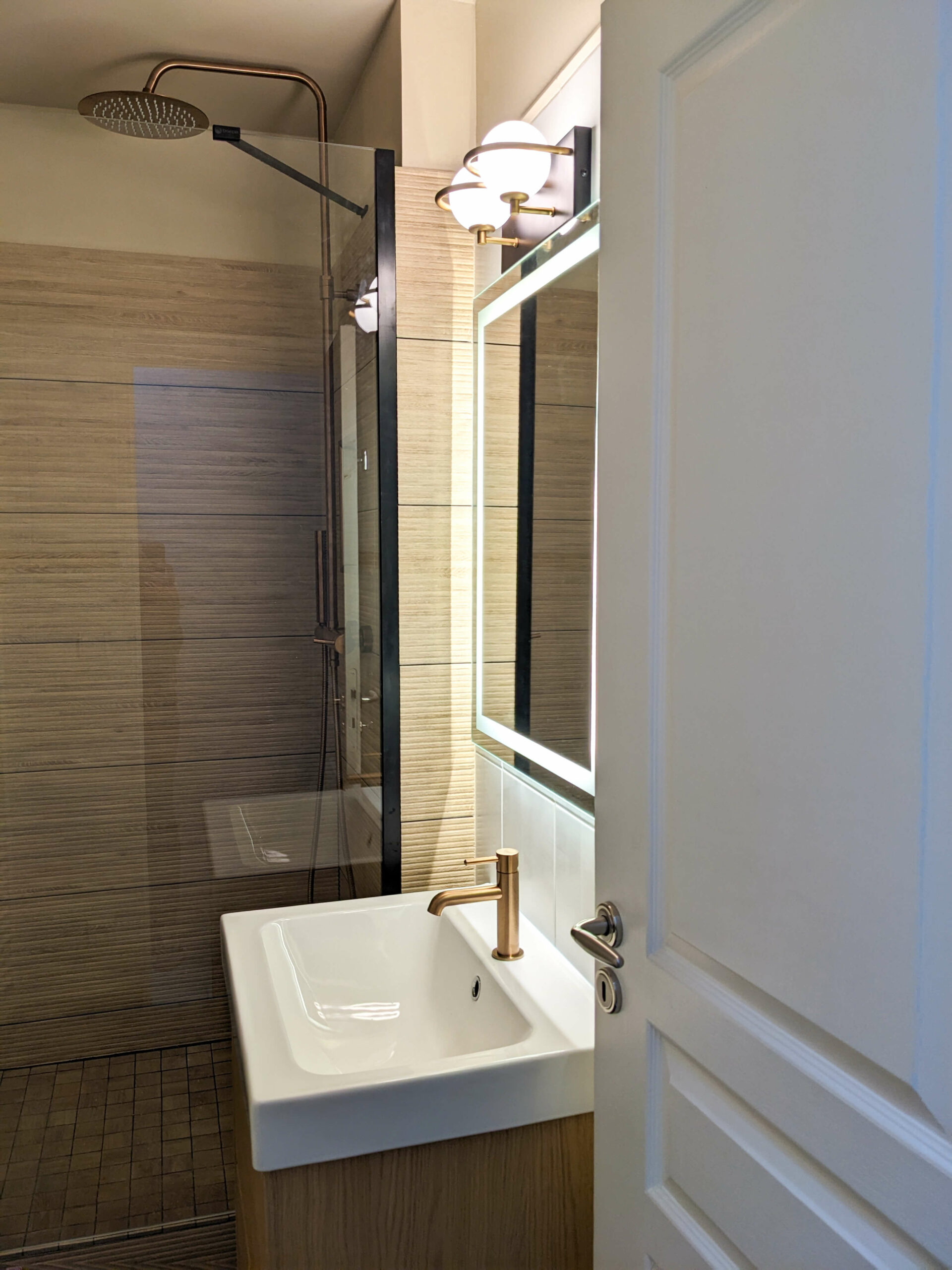 Transformation d’une salle de bain en salle de douche avec meuble vasque en bois et robinetterie cuivré, à Limours en Essonne