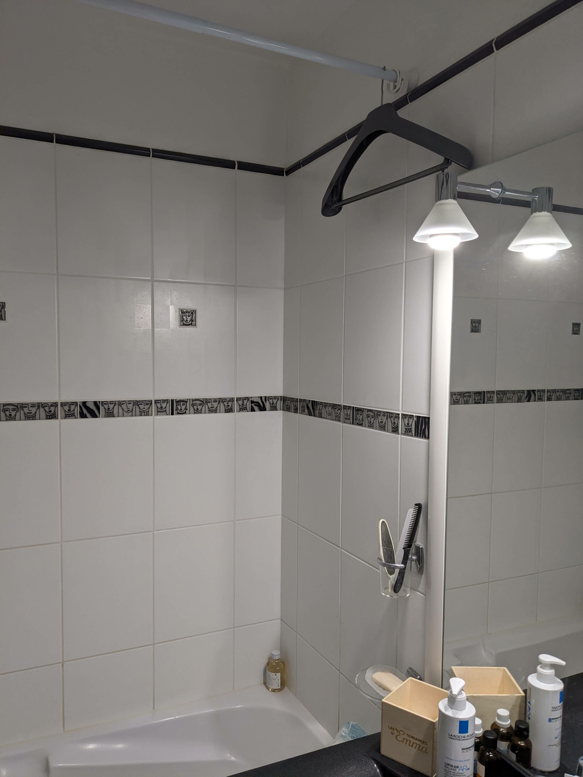 Transformation d’une salle de bain en salle de douche, photo avant de la baignoire, à Limours en Essonne