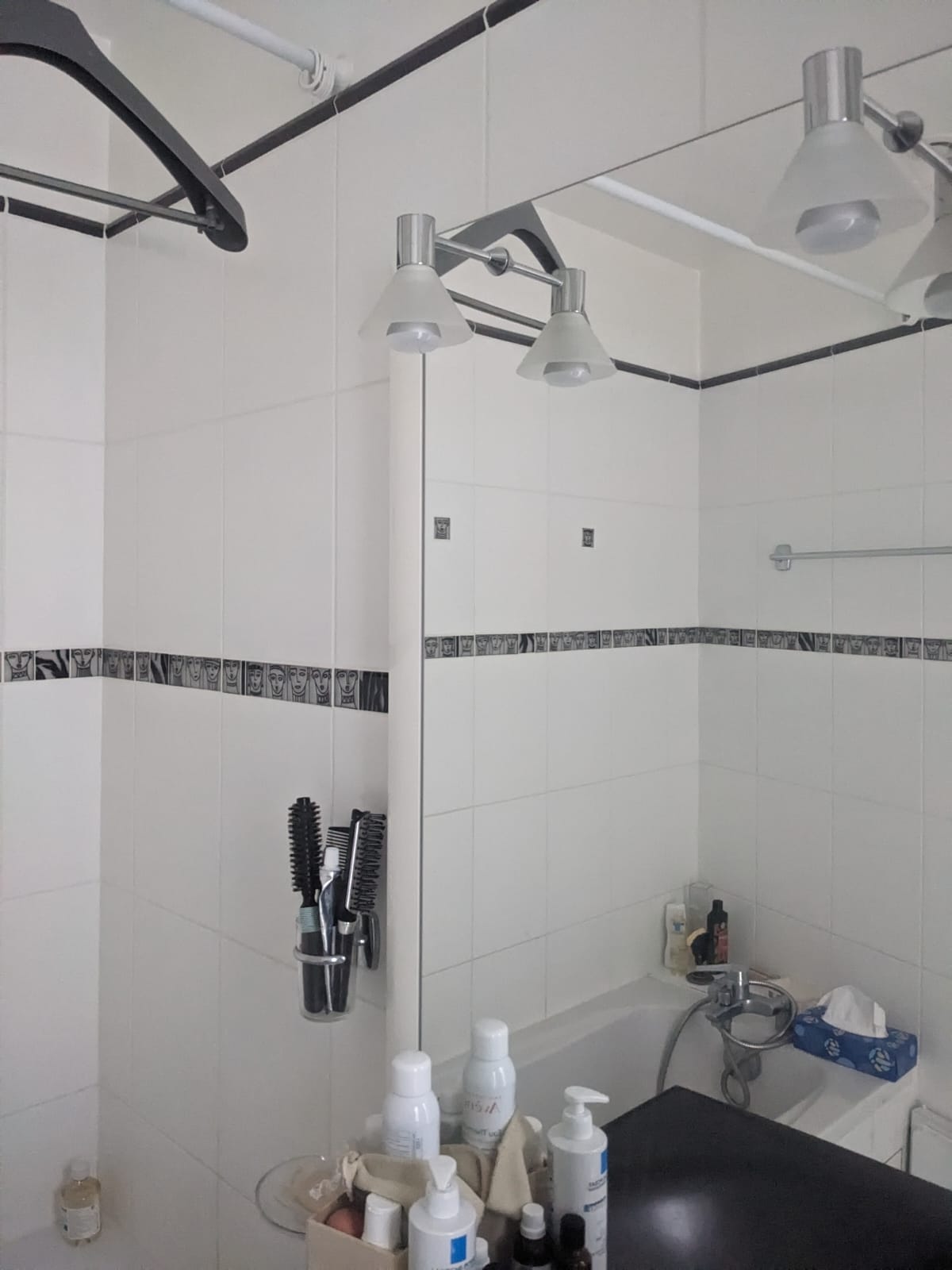 Transformation d’une salle de bain en salle de douche, photo avant du meuble miroir, à Limours en Essonne