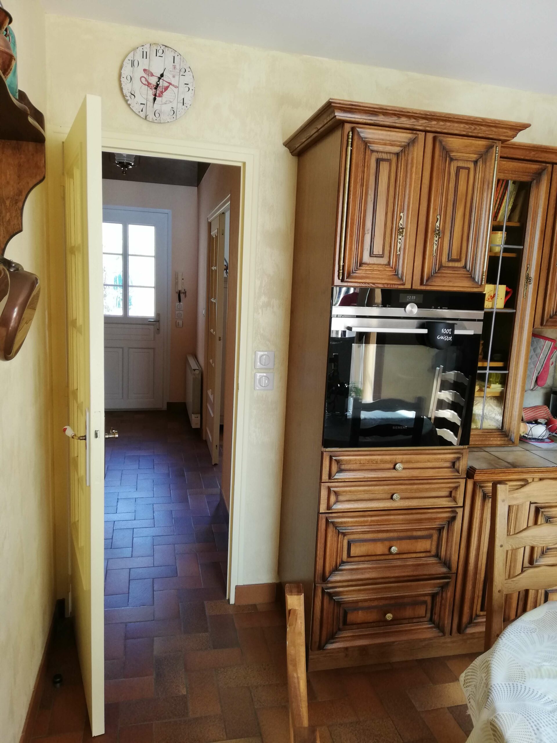 Rénovation d’une maison familiale en campagne essonnienne à Chalo-Saint-Mars, photo avant de la cuisine ouverte sur l'entrée
