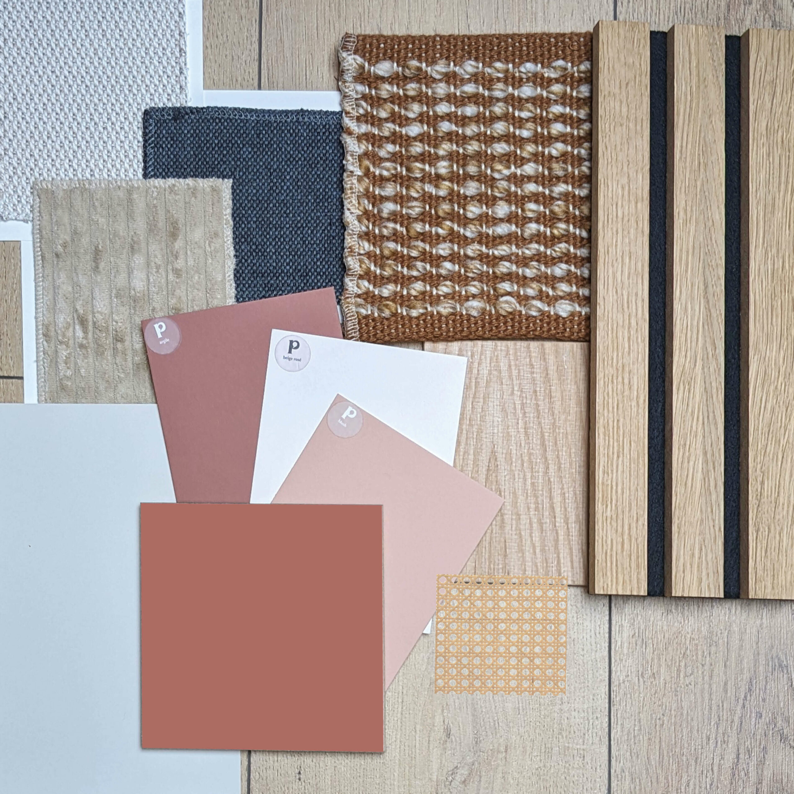 Agencement sur mesure pour le séjour d’une maison à Angerville, planche materiaux, couleur terracotta, bois, cannage