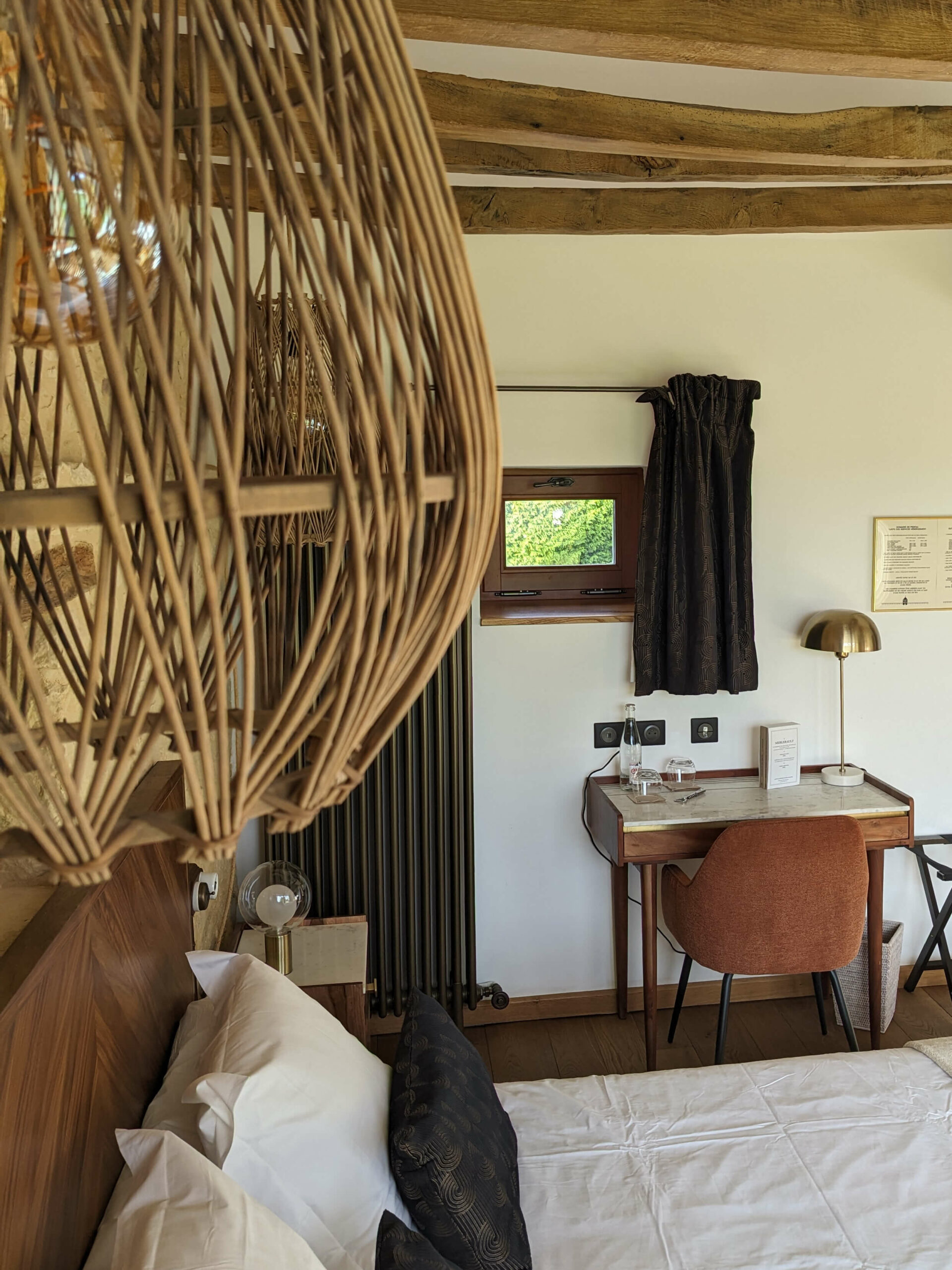Réhabilitation d'un ancien four à pain en chambre d'hôtes chaleureuse avec poutres apparentes, lumière naturelle, mobilier en bois massif, marbre blanc et laiton, suspension en fibres naturelles, au Merlerault dans le perche normand