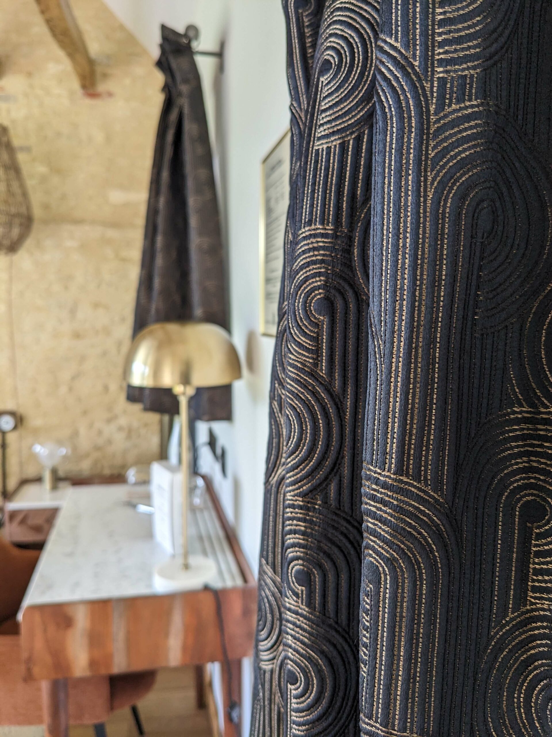 Réhabilitation d'un ancien four à pain en chambre d'hôtes chaleureuse, rideaux motifs géométriques, bureau bois et marbre, au Merlerault dans le perche normand