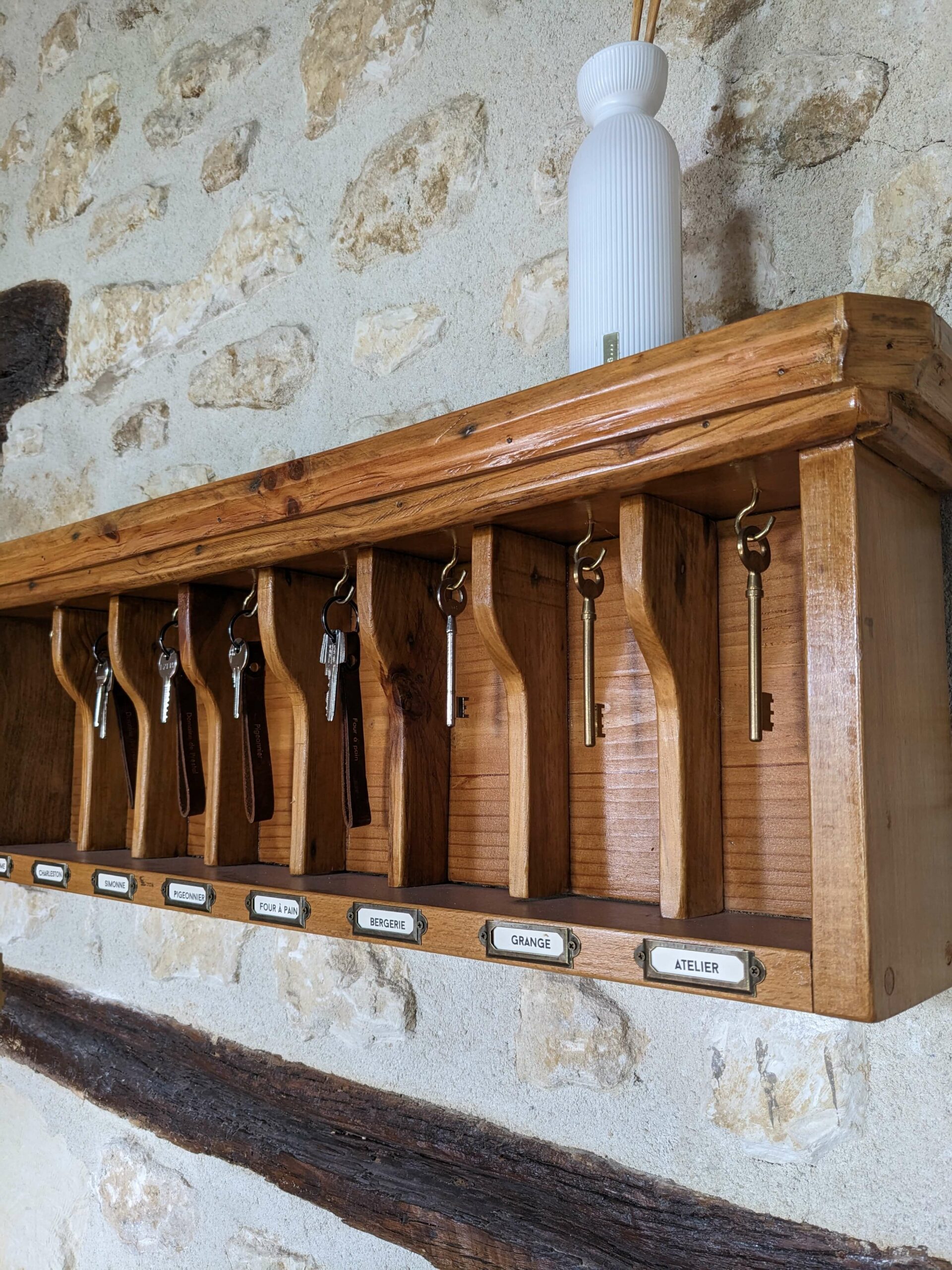 Rénovation d’une maison ancienne en chambre d’hôtes au Merlerault dans le perche normand, boudoir avec présentoir à clés en bois massif