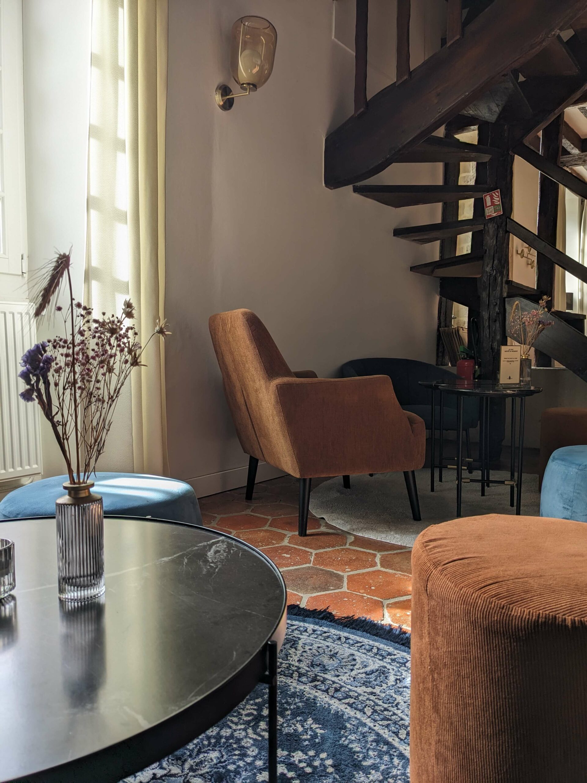 Domaine de Prestal rénovation maisons d'hotes, boudoir avec table basse en marbre noir, fauteuils et poufs velours, au Merlerault dans le perche normand