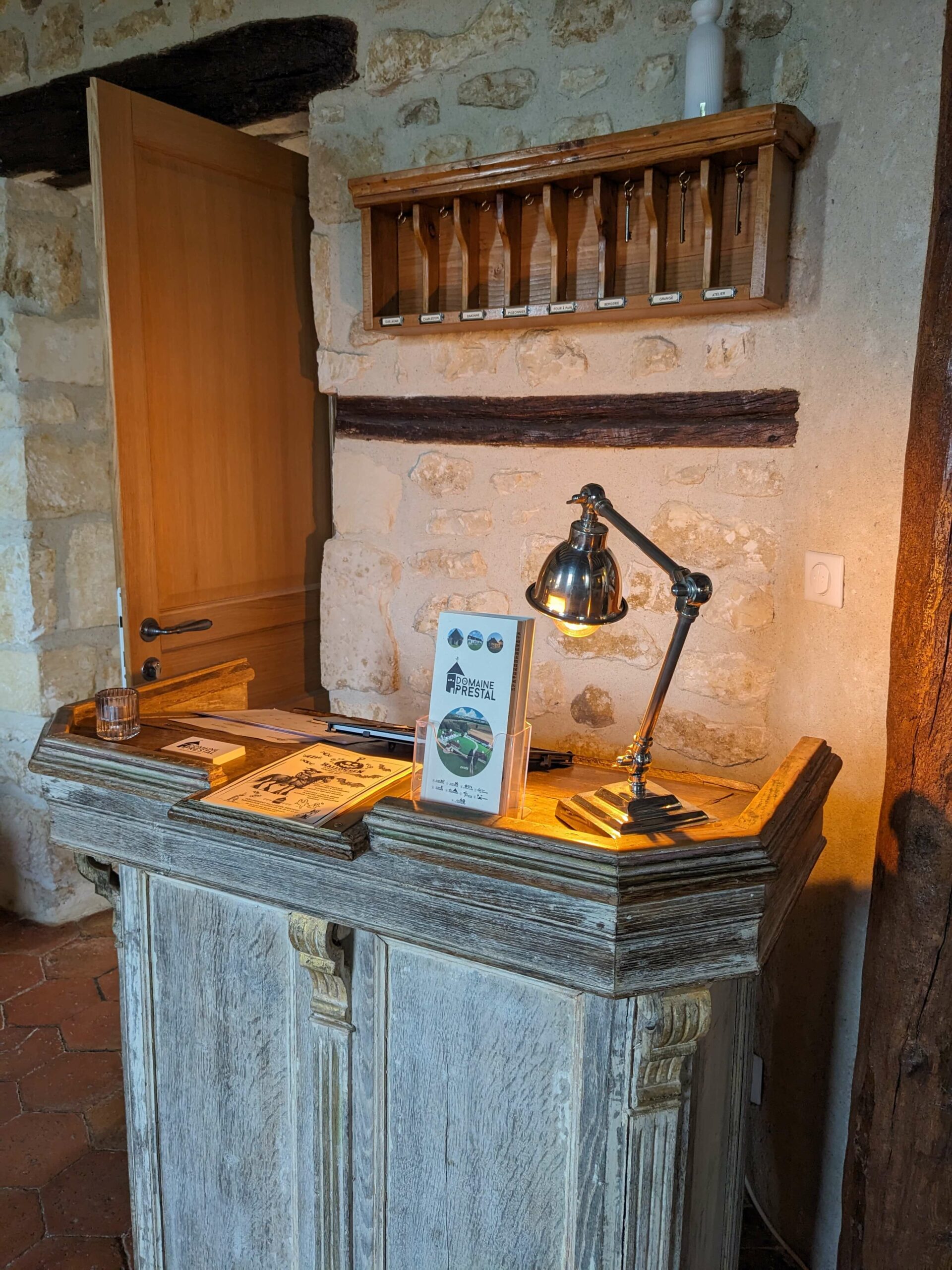 Rénovation d’une maison ancienne en chambre d’hôtes au Merlerault dans le perche normand, boudoir, comptoir d'accueil chiné en bois