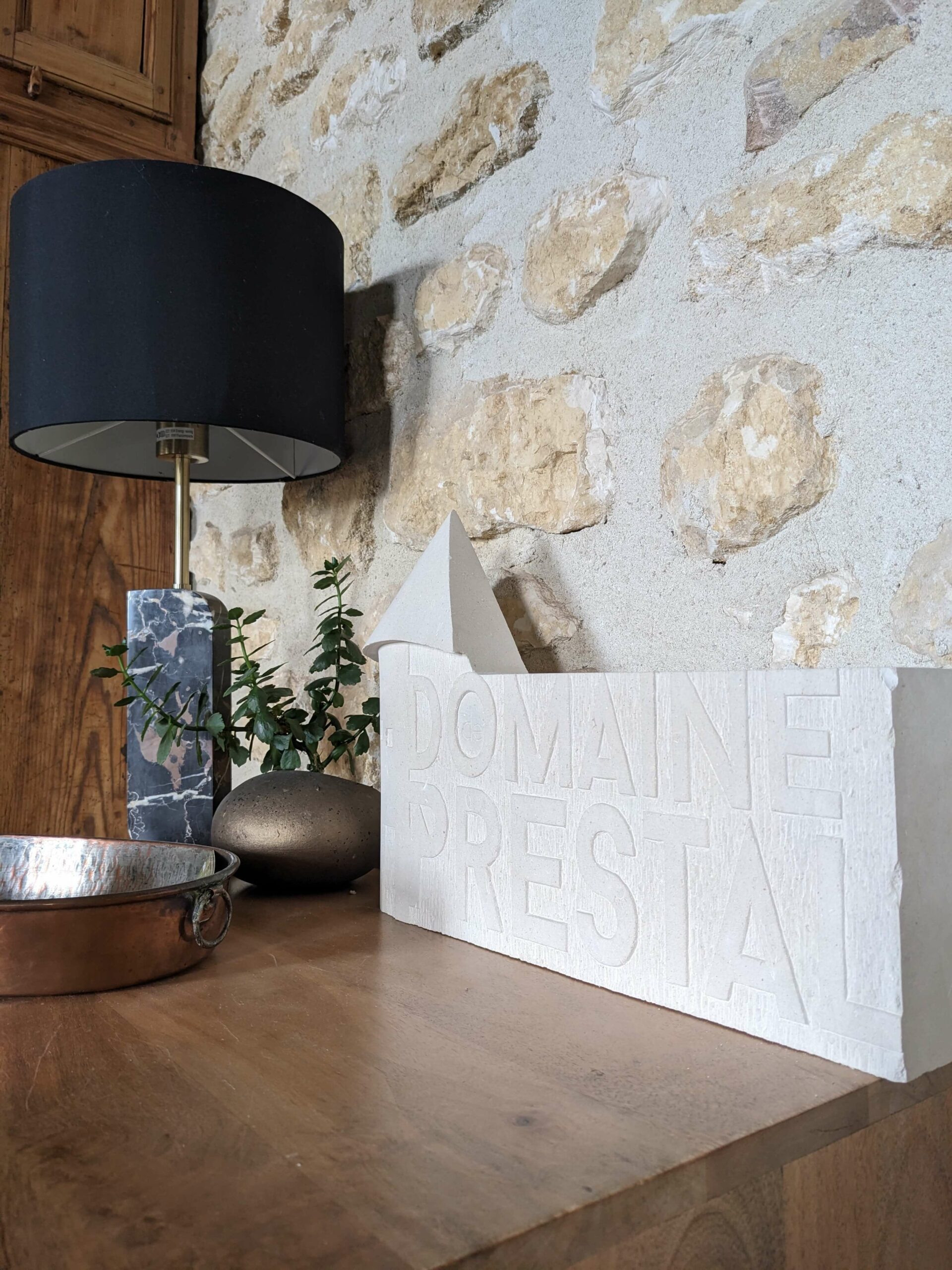 Domaine de Prestal rénovation maisons d'hotes, boudoir, console avec logo du Domaine taillé dans la pierre
